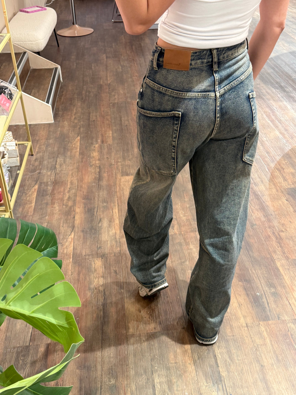 Blauwe cargo jeans met grote zakken aan de zijkant. 