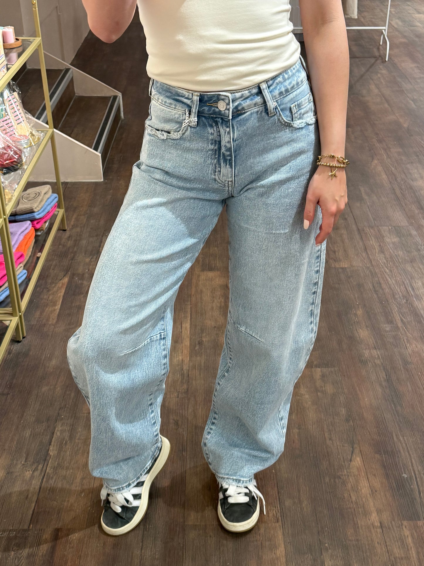 Lichtblauwe barrel jeans van Queen Hearts.