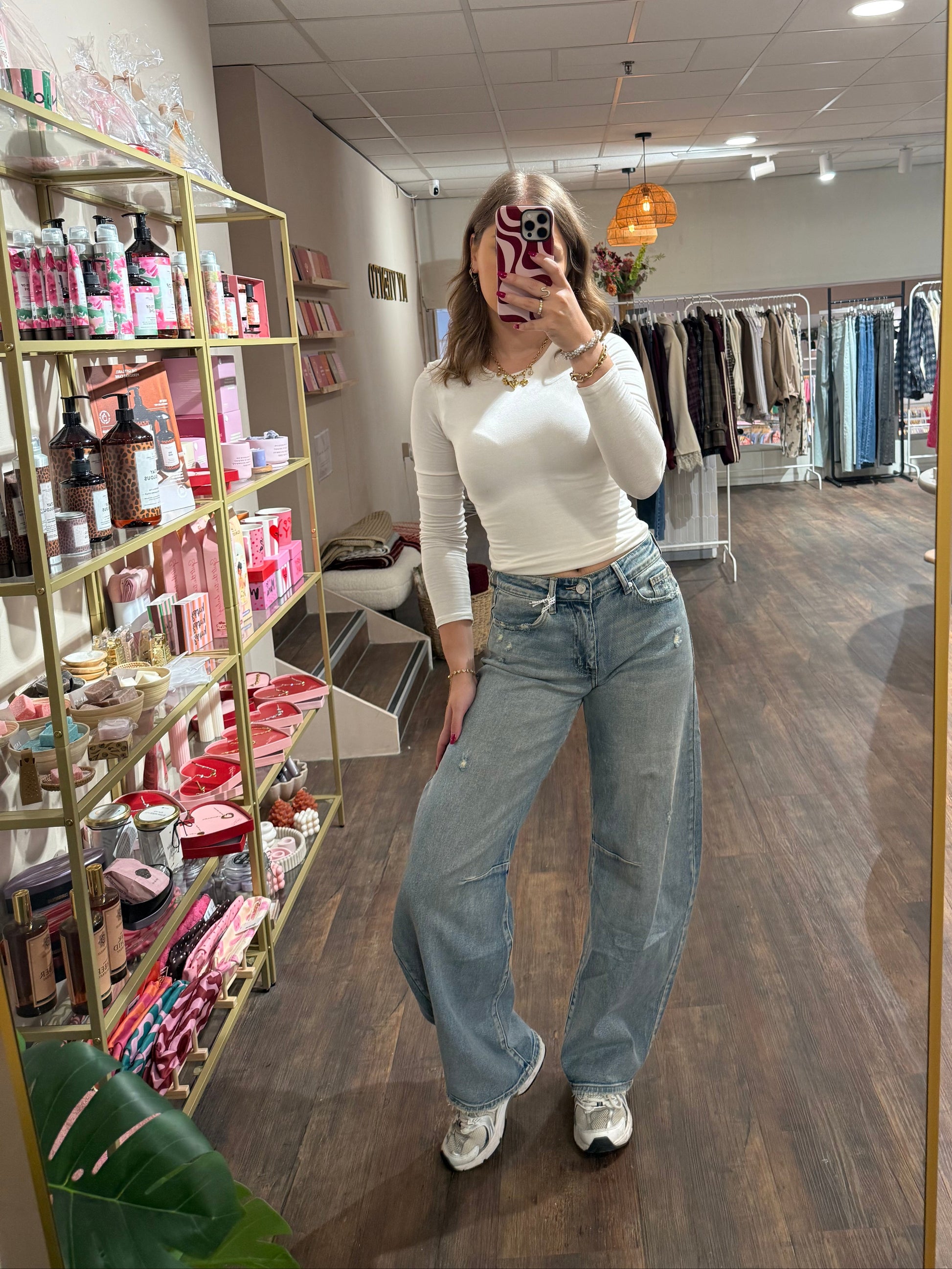 Dames jeans met moderne barrel pasvorm.  