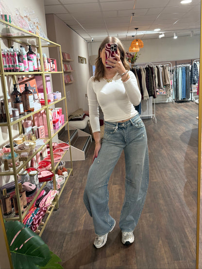 Dames jeans met moderne barrel pasvorm.  
