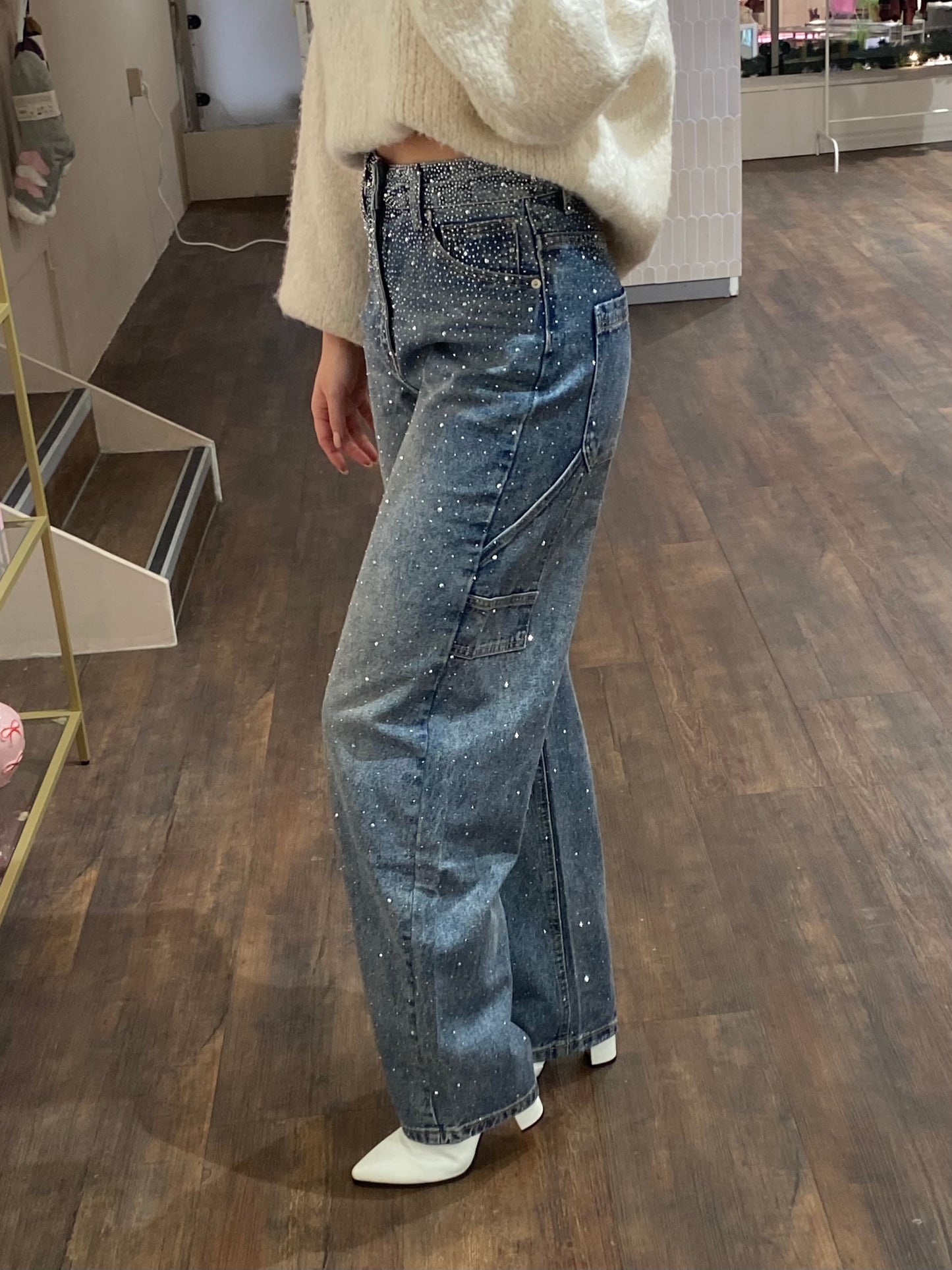 Trendy barrel blauwe jeans met strass steentjes.