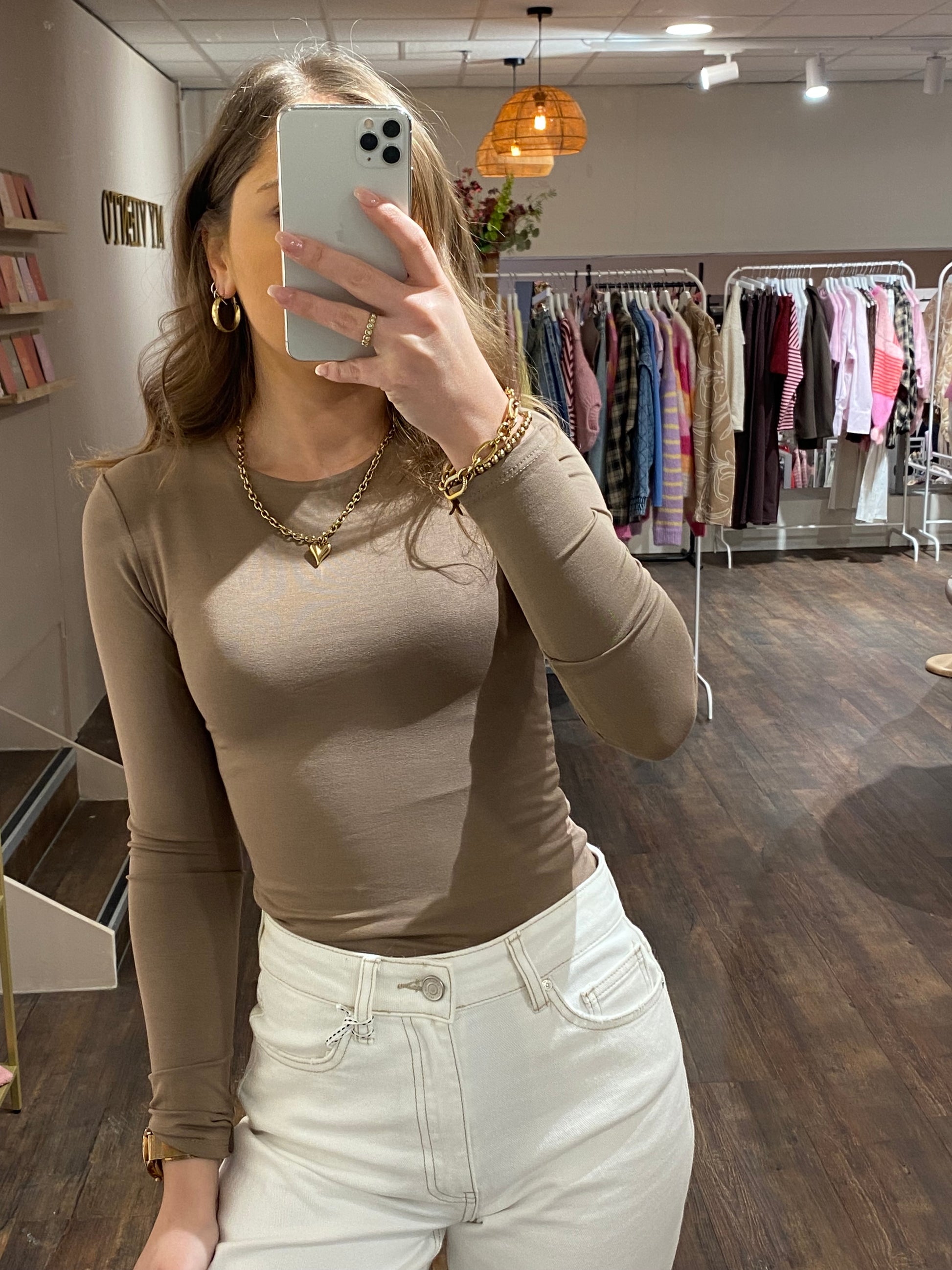 Basic taupe top voor dames met lange mouwen en dubbele stof.