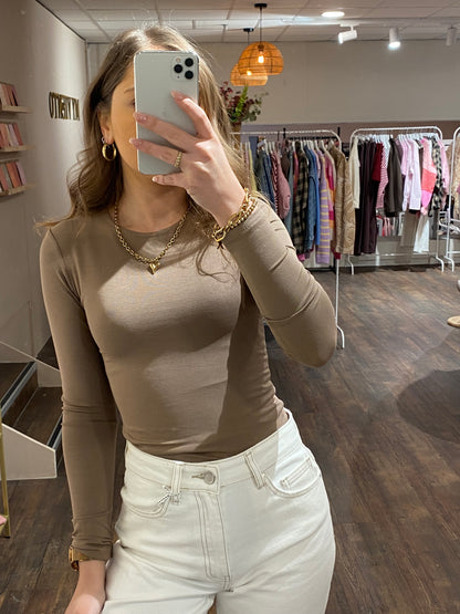 Basic taupe top voor dames met lange mouwen en dubbele stof.
