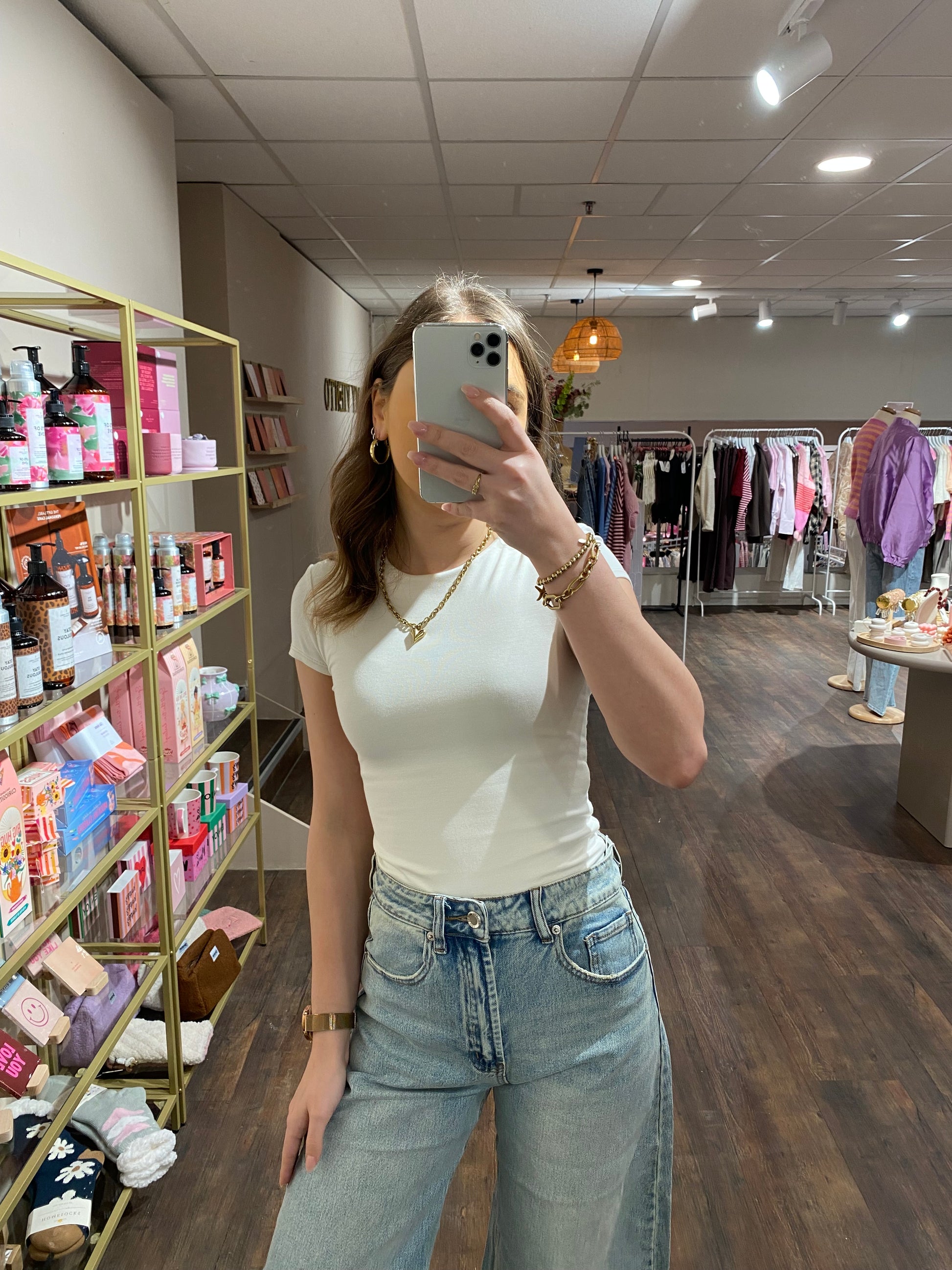Aansluitende witte basic top met comfortabele stretch.