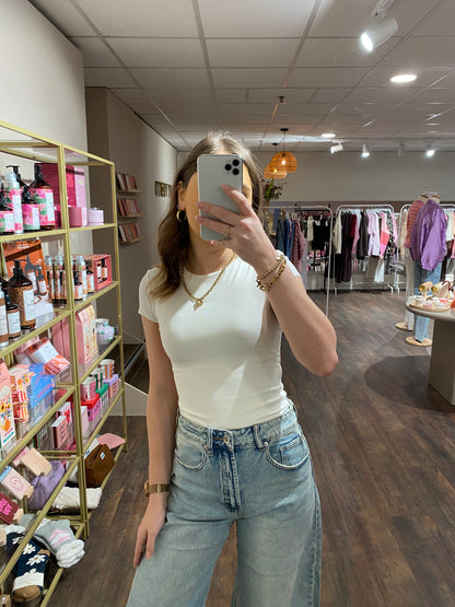 Aansluitende witte basic top met comfortabele stretch.