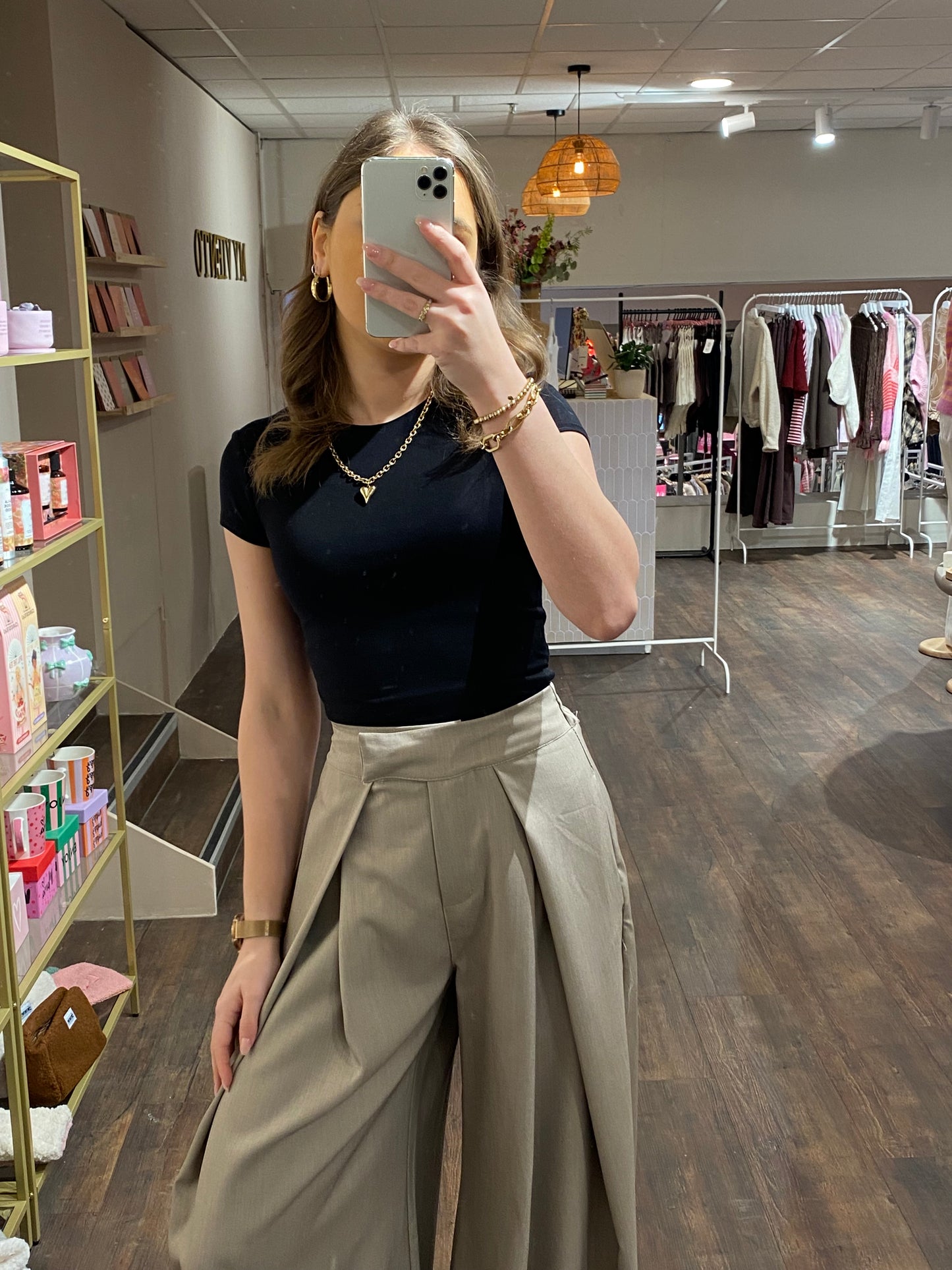 Basic zwarte top voor dames met korte mouwen en dubbele stof.