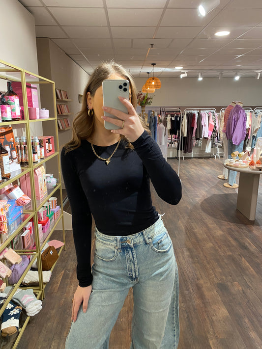 Basic zwarte top voor dames met lange mouwen en dubbele stof.