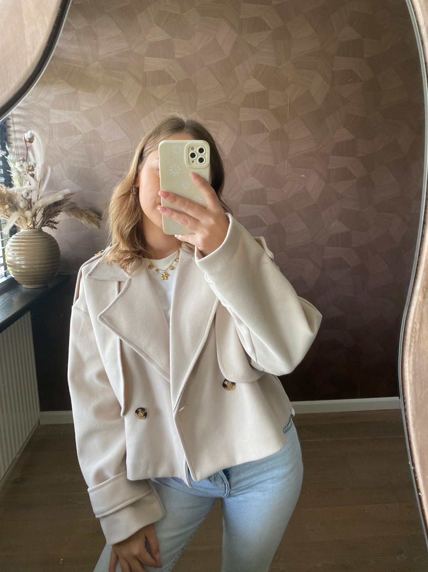 Model draagt beige herfstjas