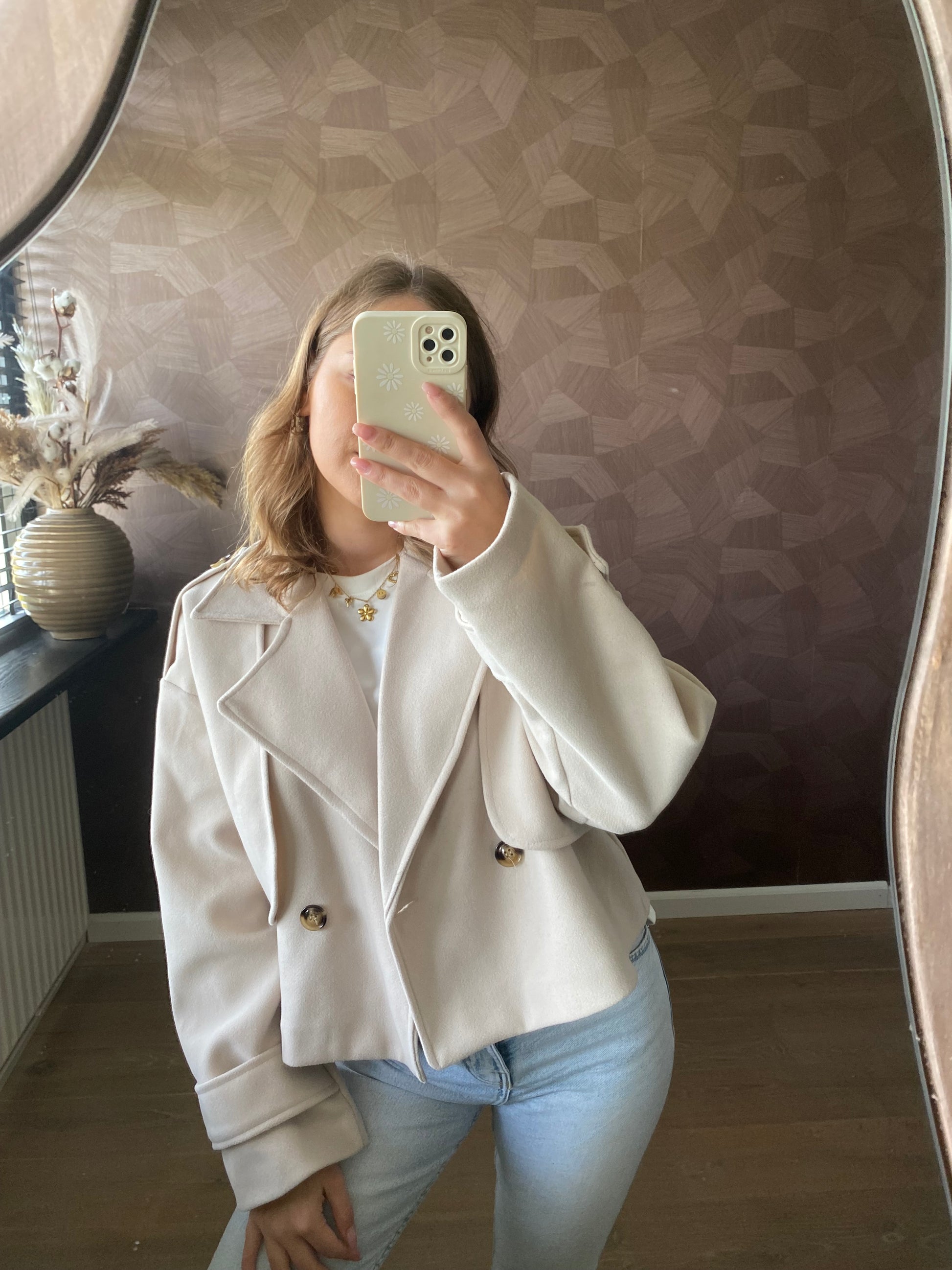 Model draagt beige herfstjas