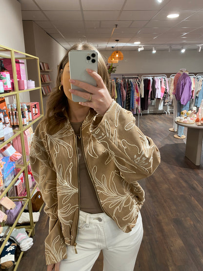 Embroidered bomber met vrouwelijke look.