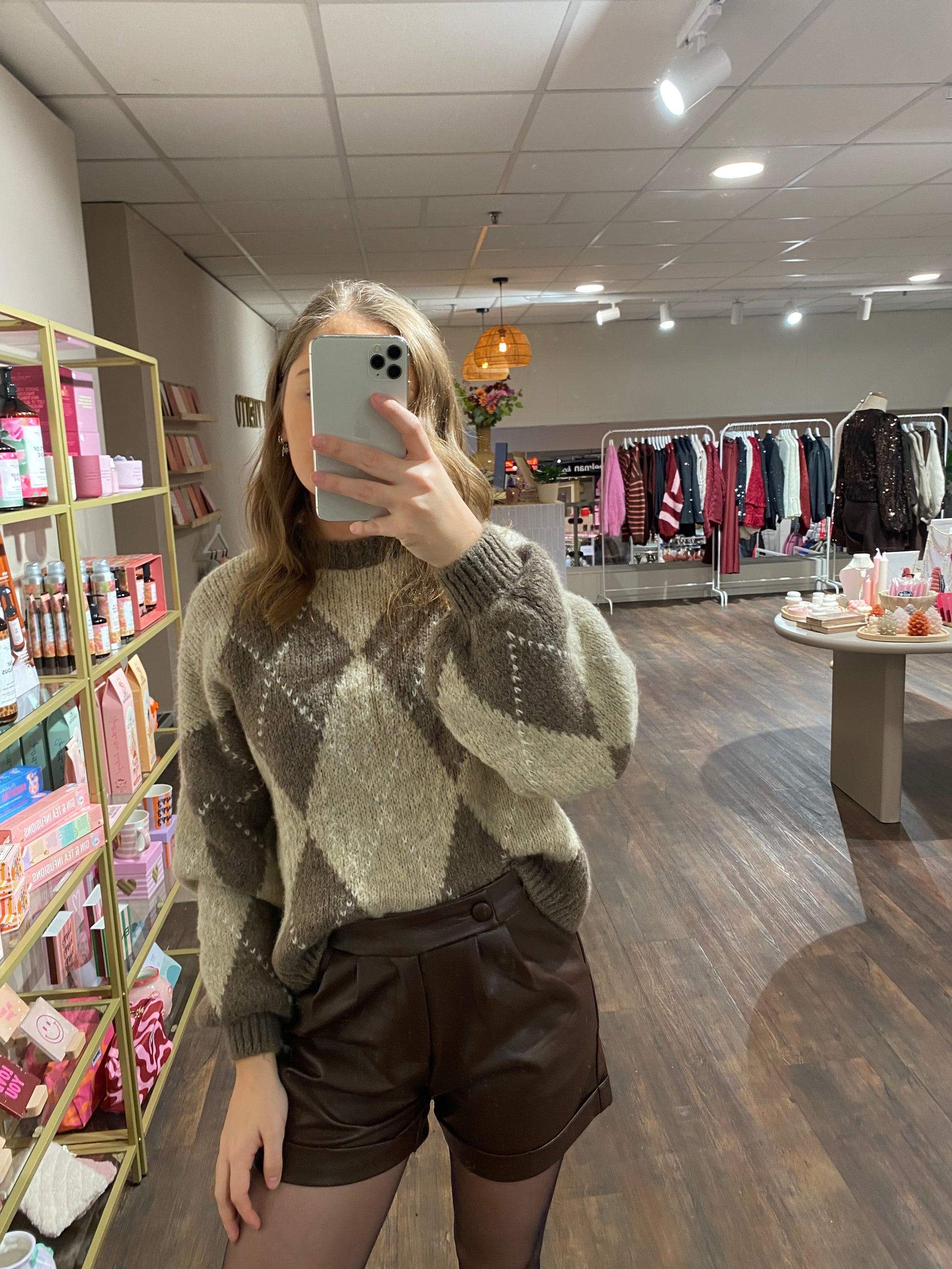 Beige bruine ruitentrui voor dames, comfy en trendy dit seizoen.