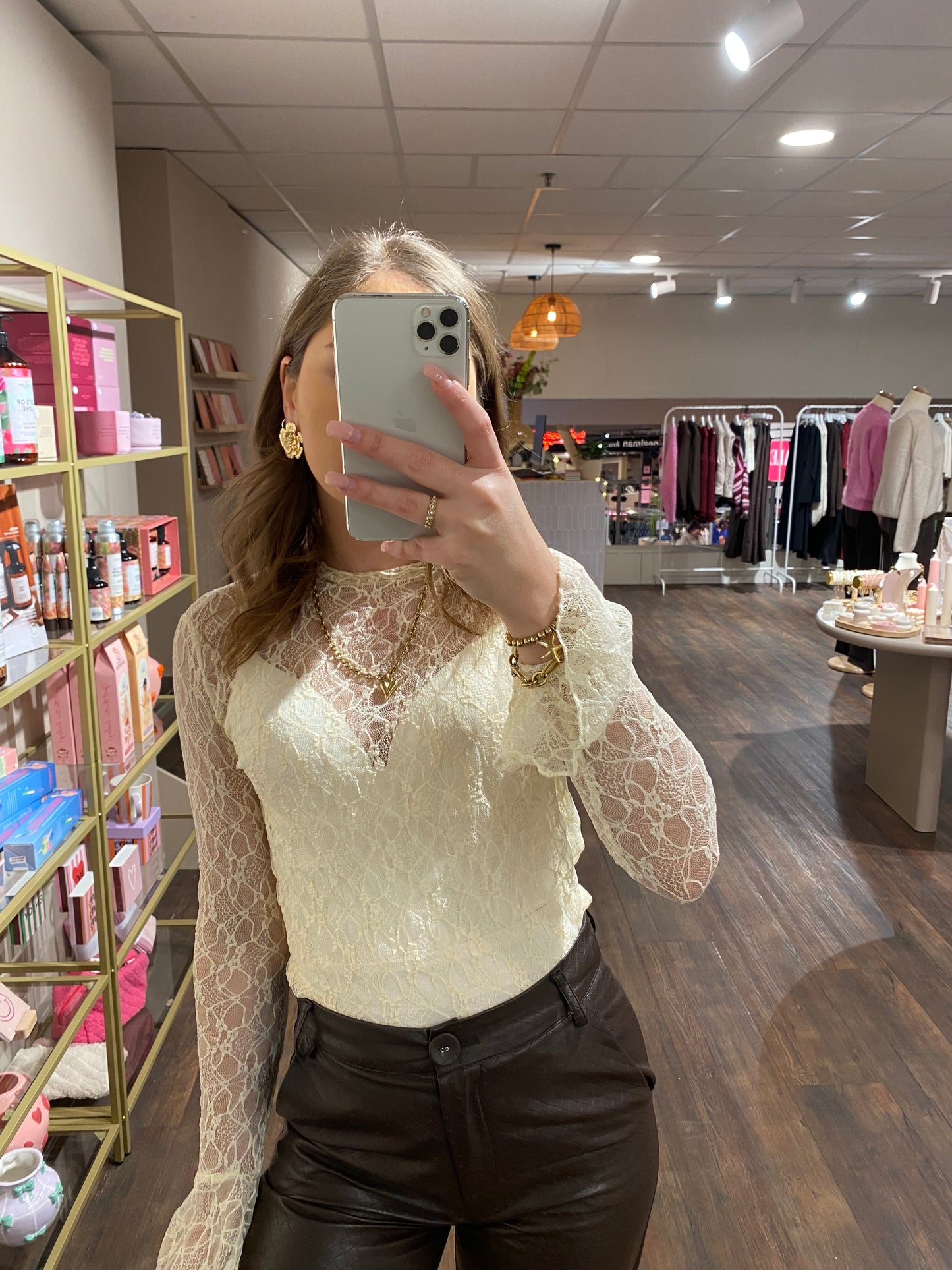 Creme kanten top voor dames met verfijnd lace patroon.