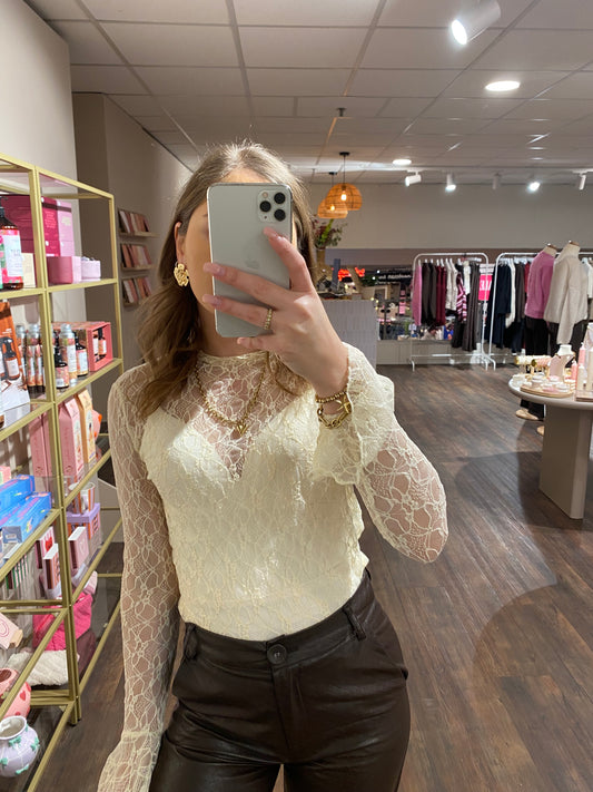 Creme kanten top voor dames met verfijnd lace patroon.