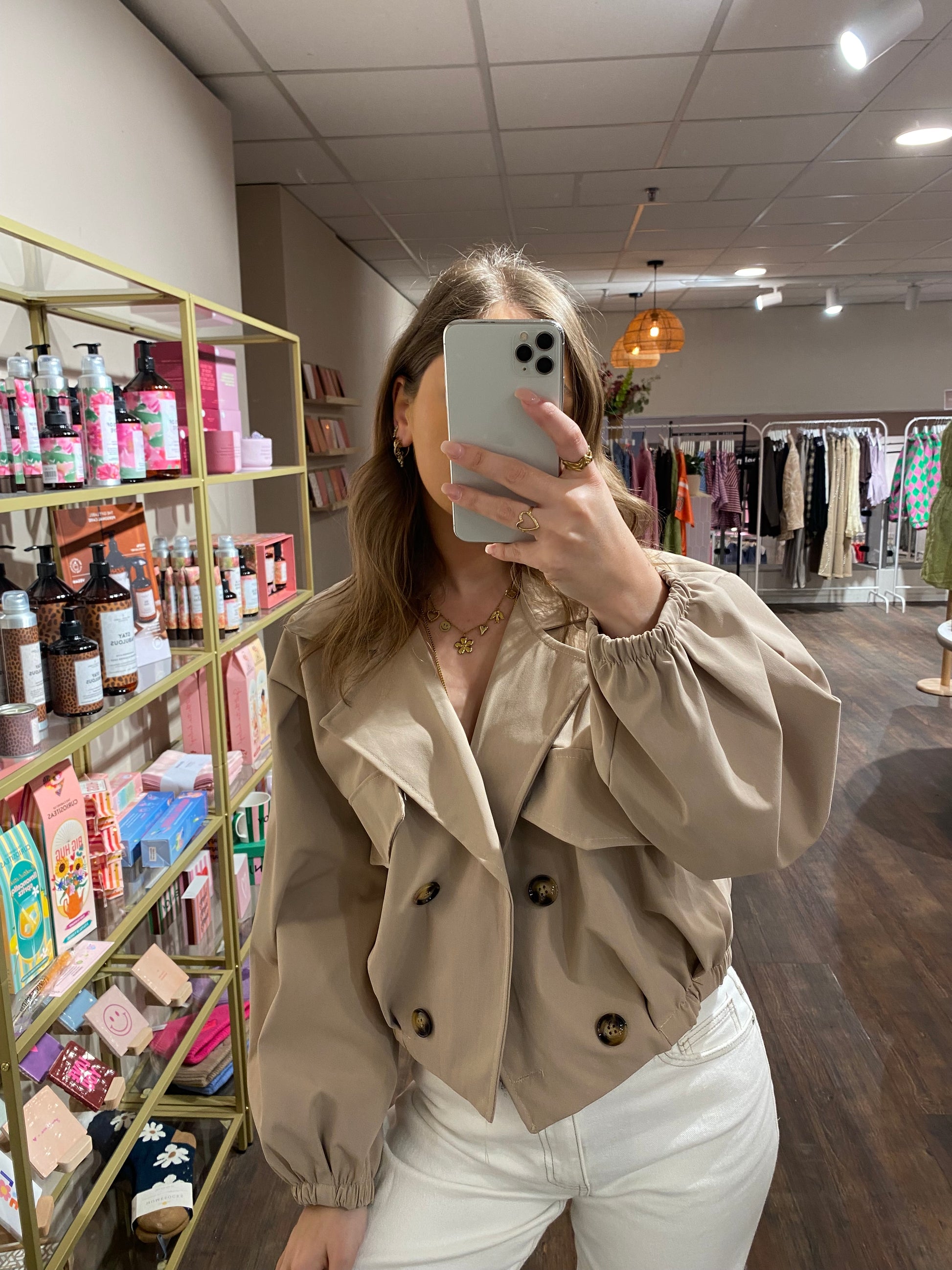 Beige cropped trenchcoat met dubbele knopen.
