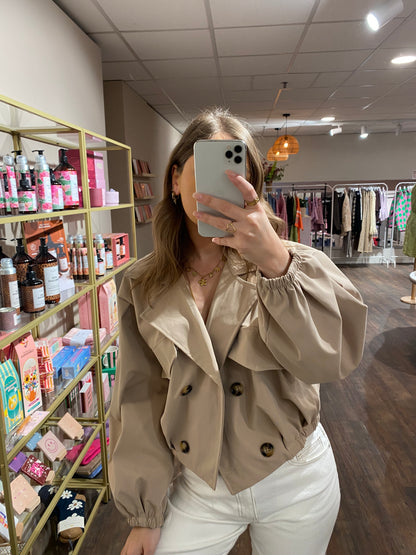Beige cropped trenchcoat met dubbele knopen.