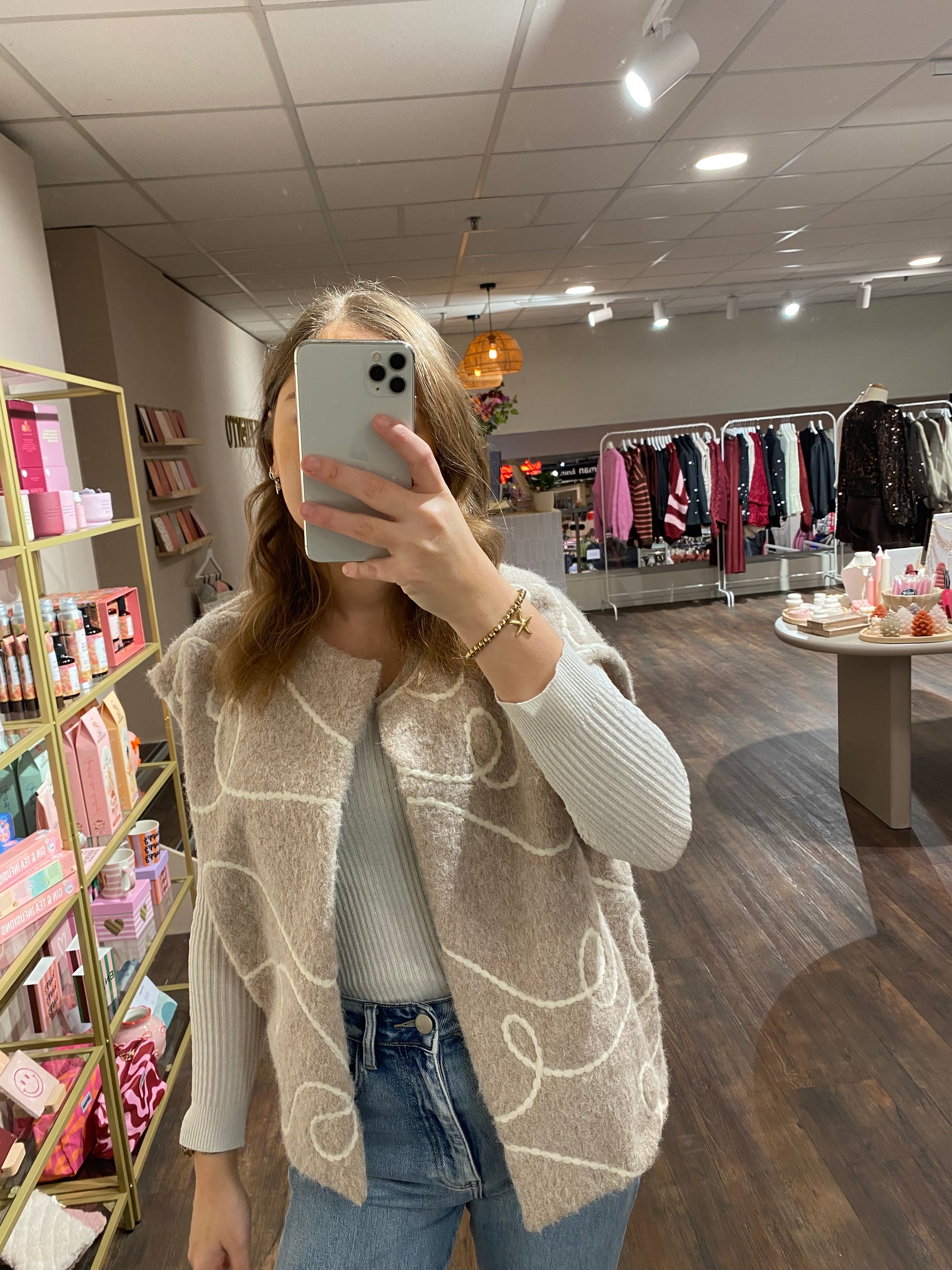 Beige dames gilet met wit swirl-patroon, trendy en stijlvol.