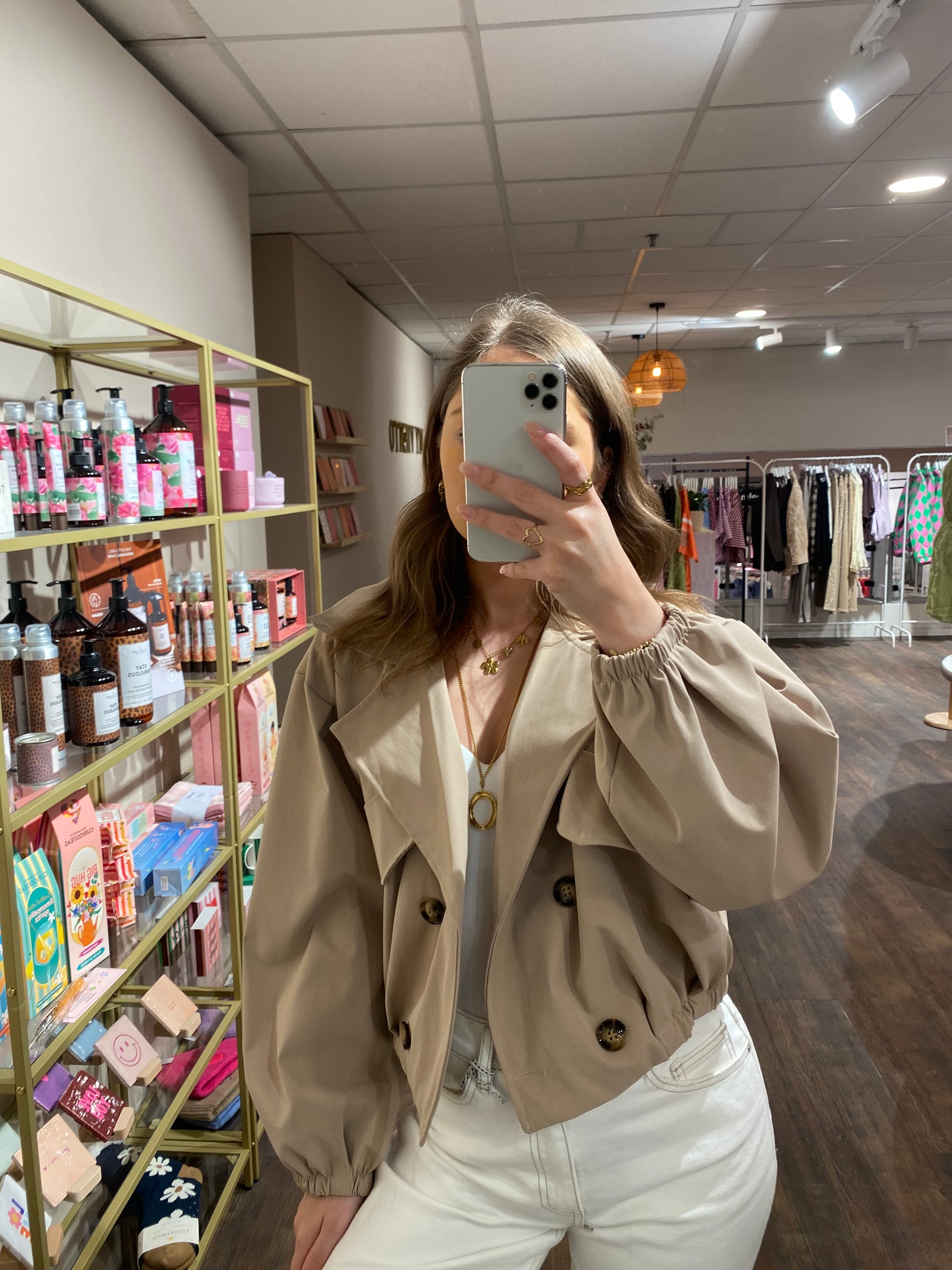 Trenchcoat in lichte stof voor dagelijks gebruik.
