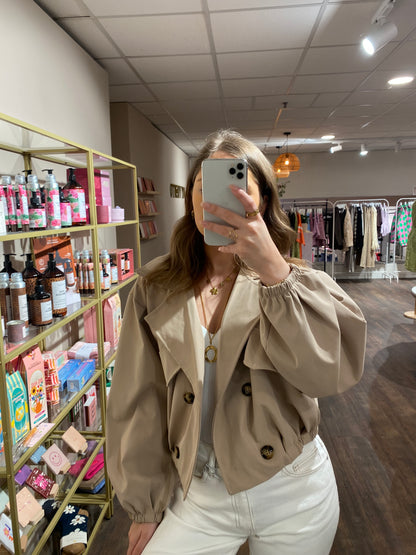 Trenchcoat in lichte stof voor dagelijks gebruik.