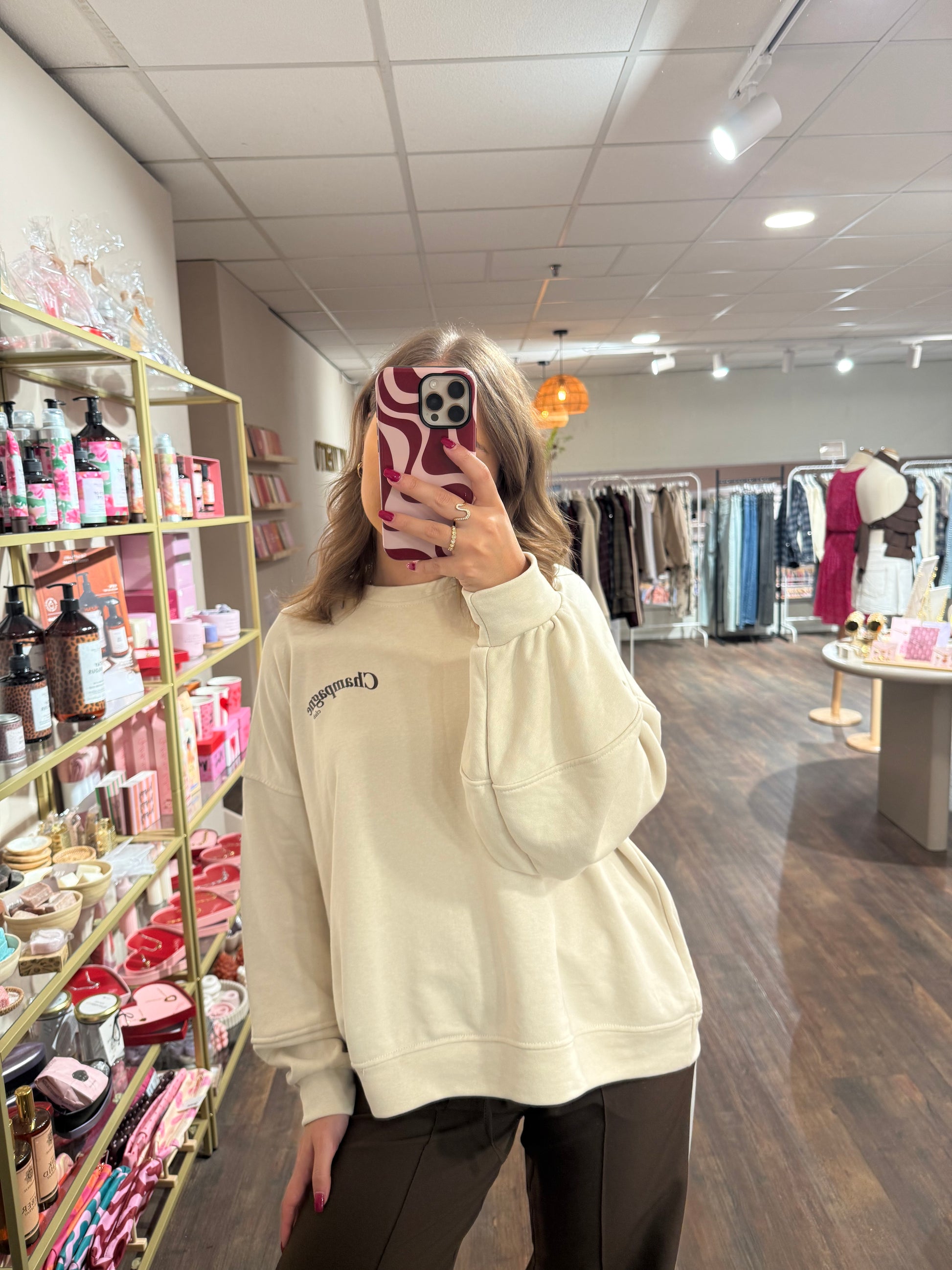 Oversized trui in beige met trendy opdruk.  