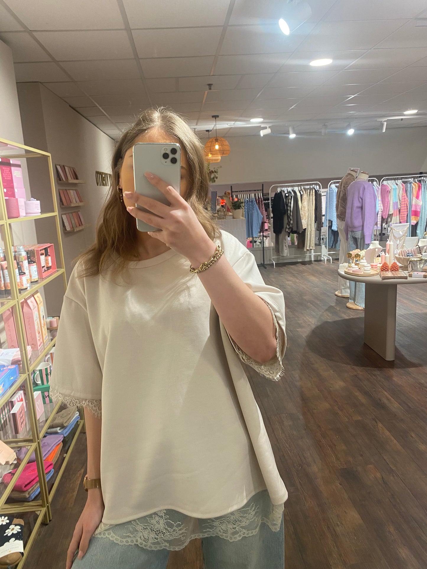 Dames beige shirt met split aan de achterkant en kanten detail.