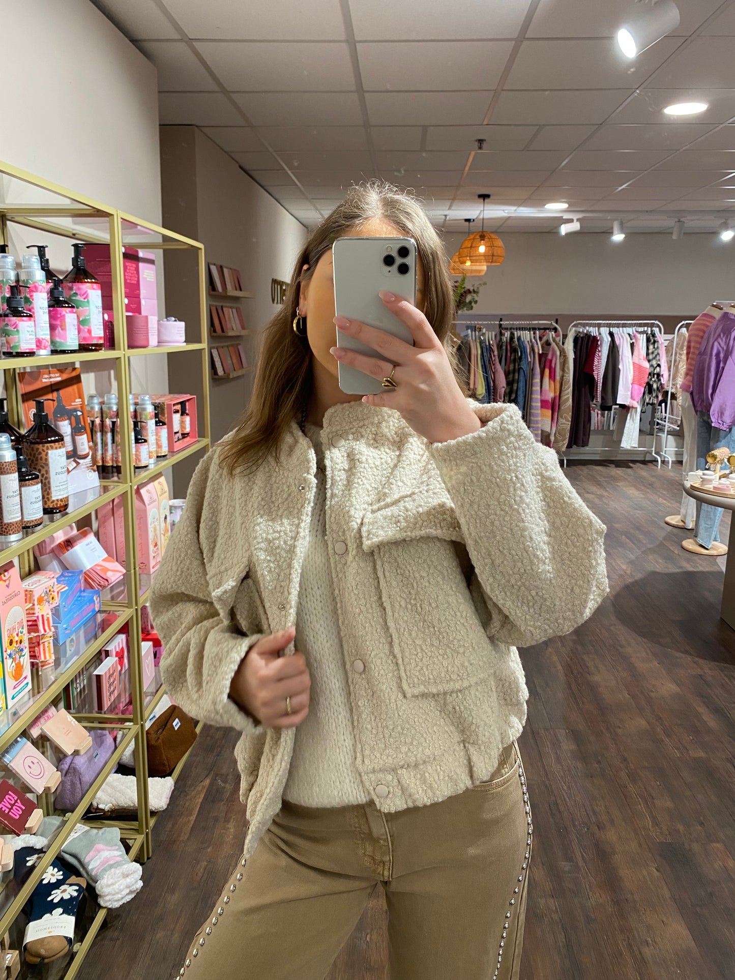 Beige teddy jas met knopen, makkelijk te combineren in het voorjaar.