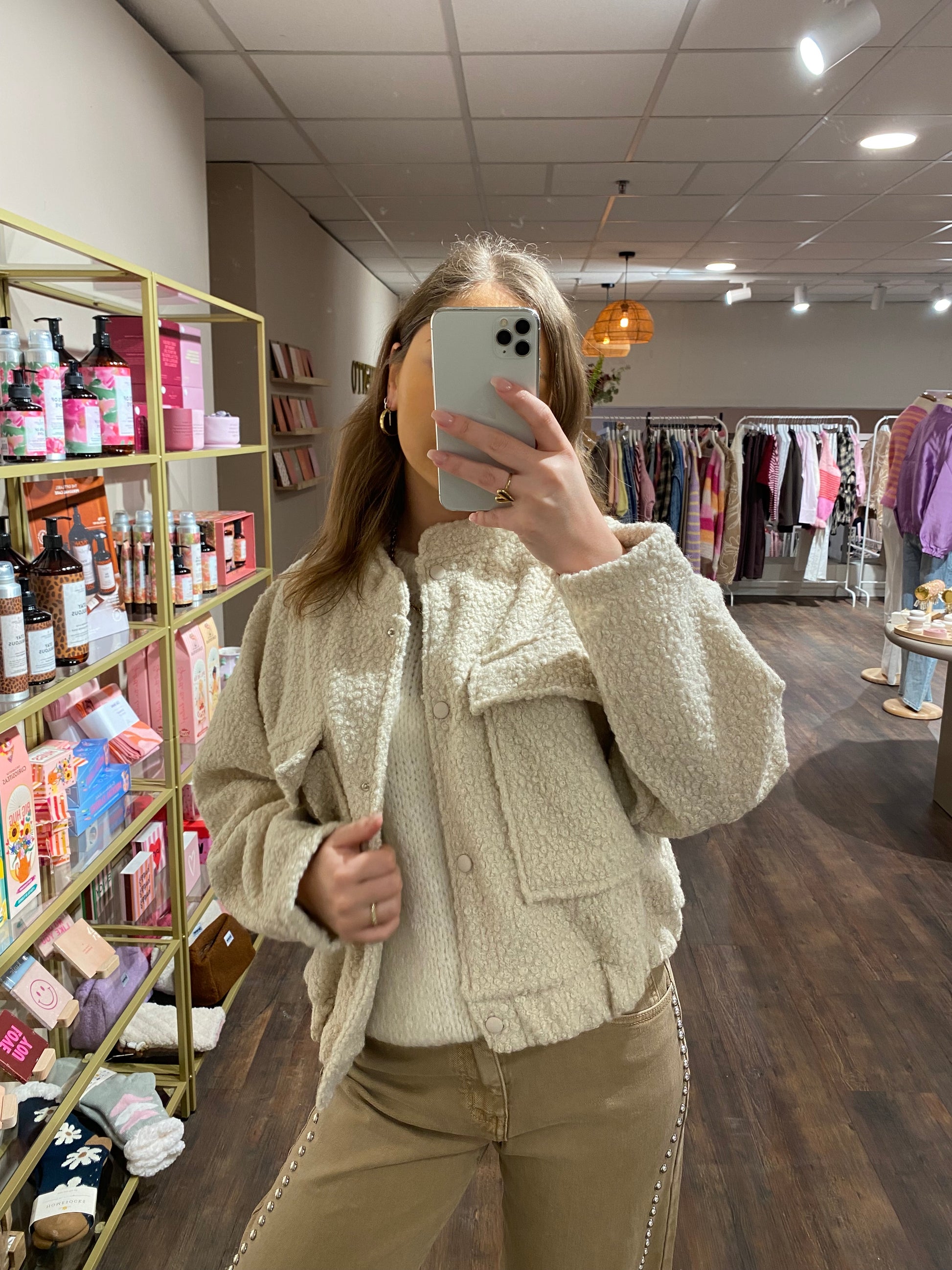 Beige teddy jas met knopen, makkelijk te combineren in het voorjaar.