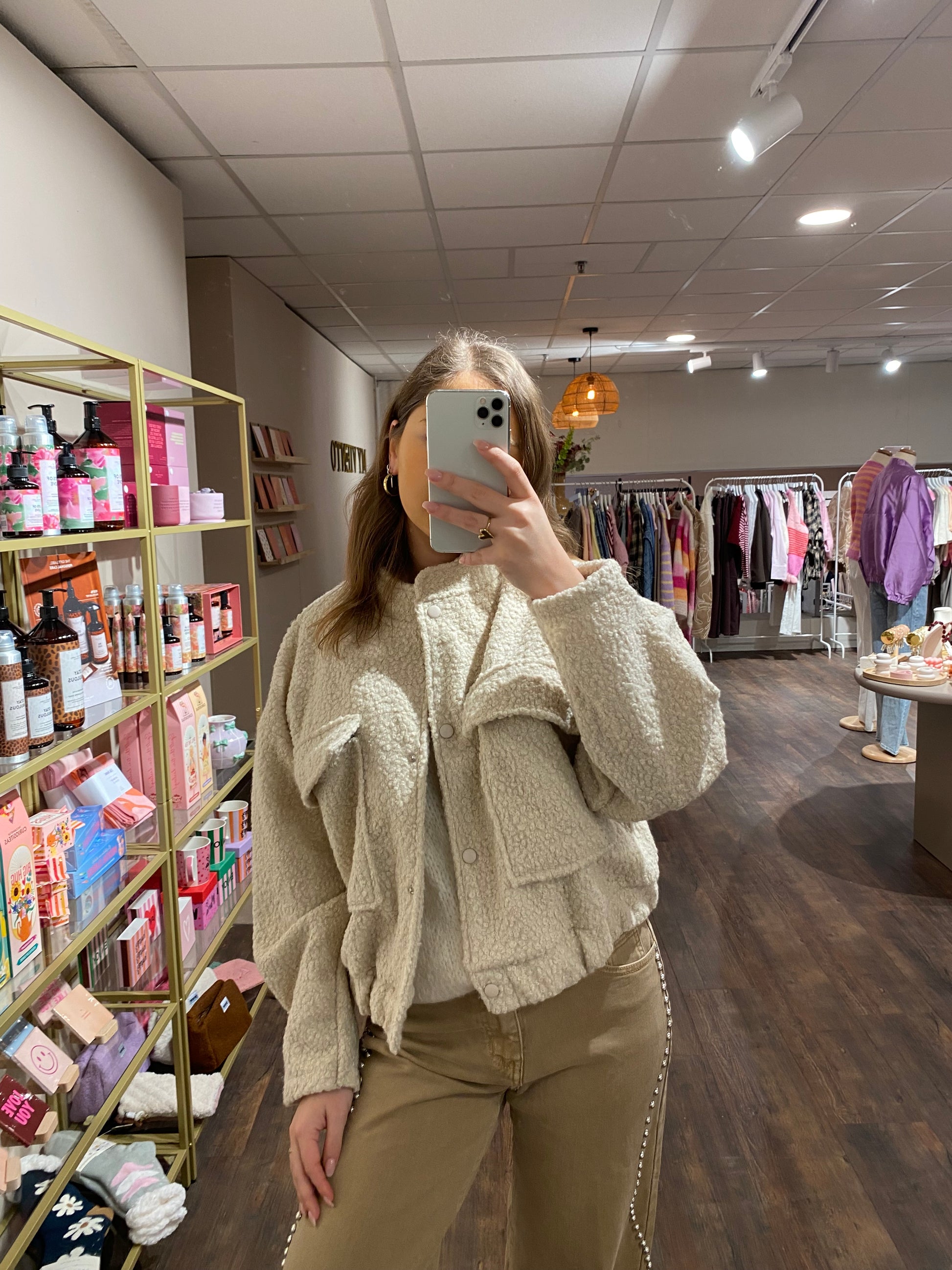 Beige teddyjasje voor dames met drukknopen en zachte teddy stof.