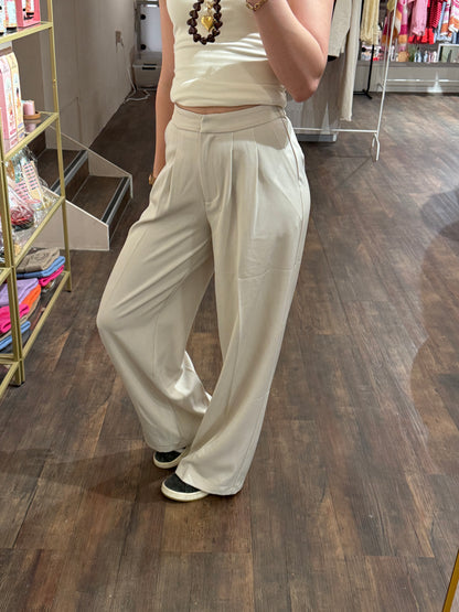 Licht beige wide leg pantalon met elastieke band.