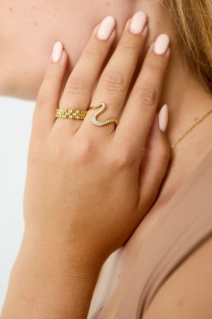 Belegde swoosh ring goud