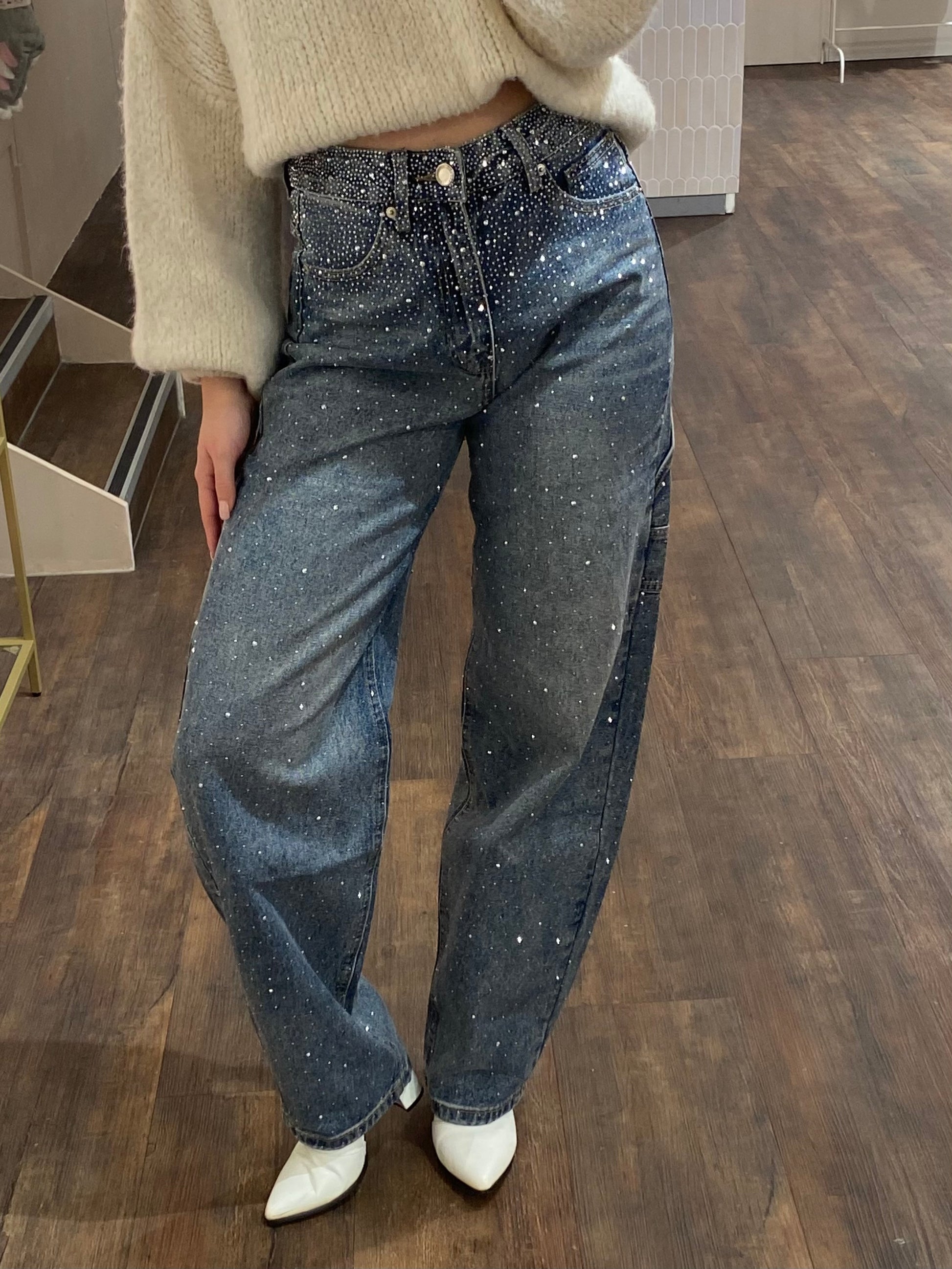 Blauwe balloon jeans met strass steentjes aan de zijkant.