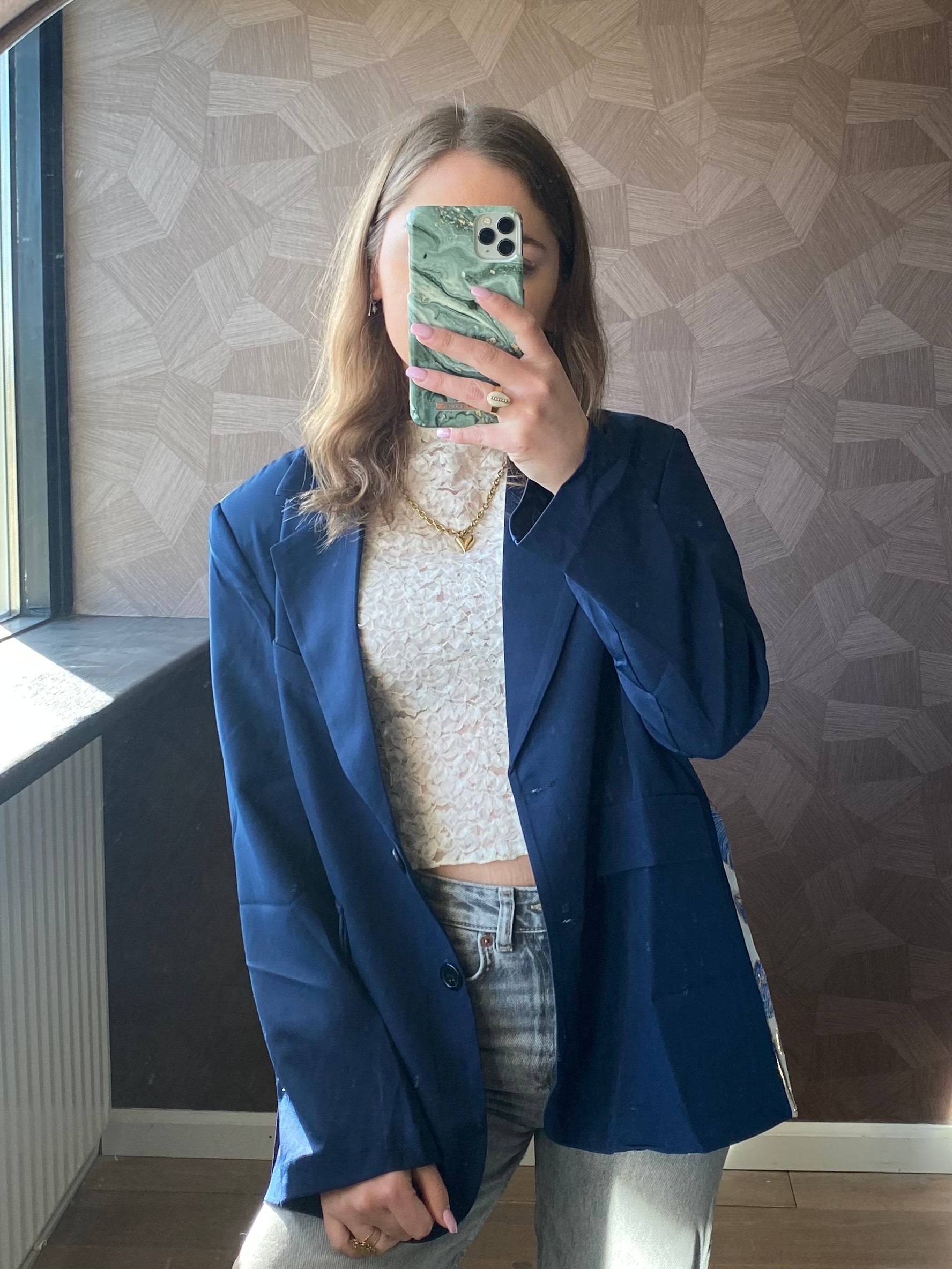 Blauwe blazer met jacquard achterkant en split – opvallende eyecatcher in de rug.