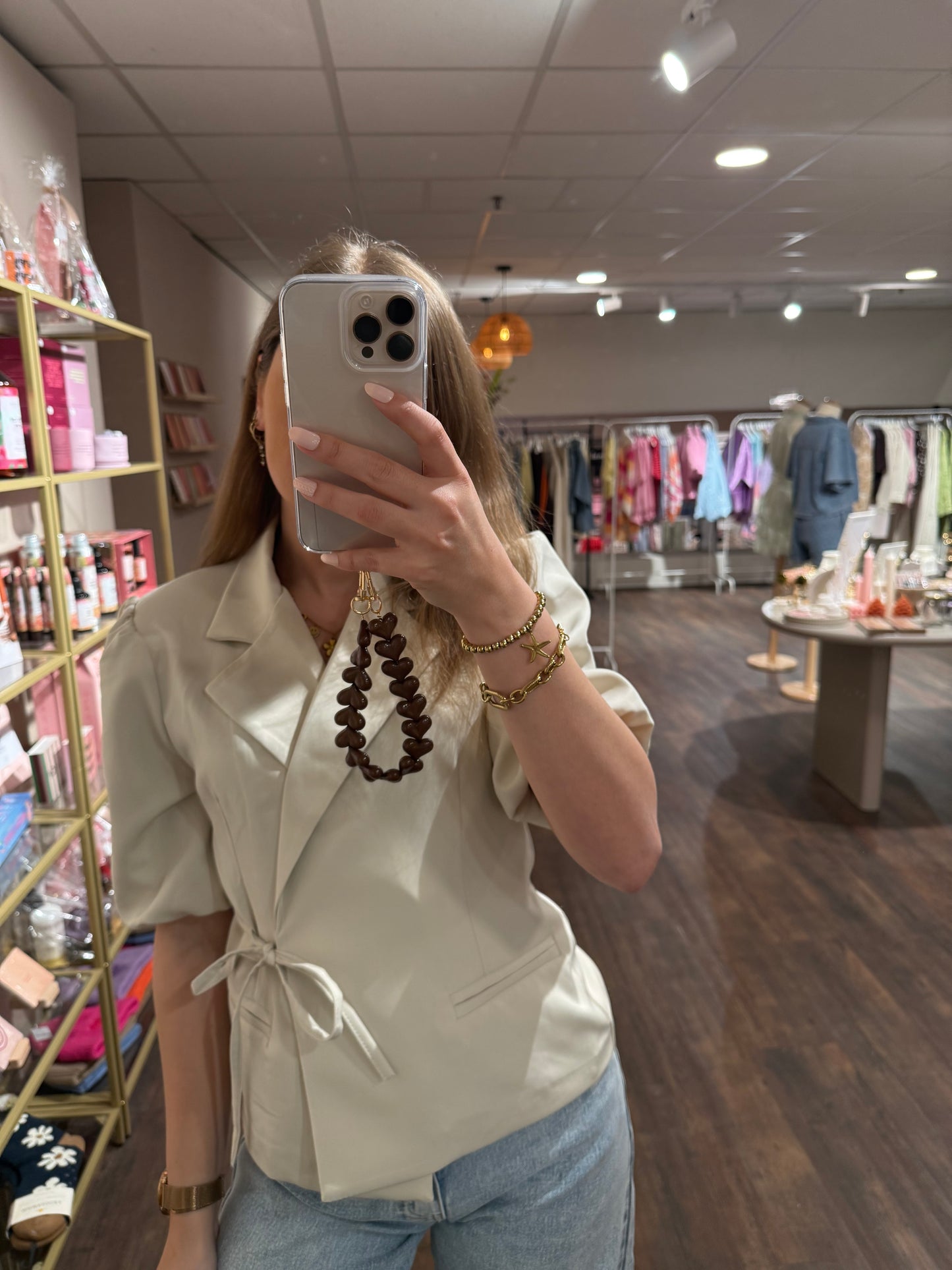 Crème wikkelblazer met korte mouwen en striksluiting.