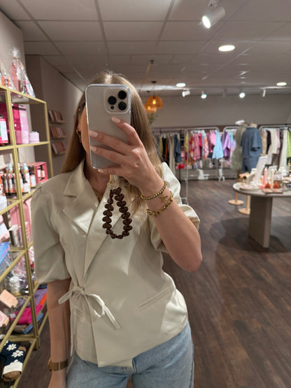 Crème wikkelblazer met korte mouwen en striksluiting.