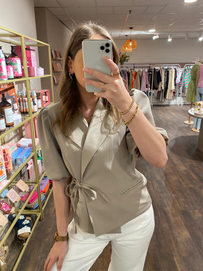 Blazer met korte mouwen en steekzakken.