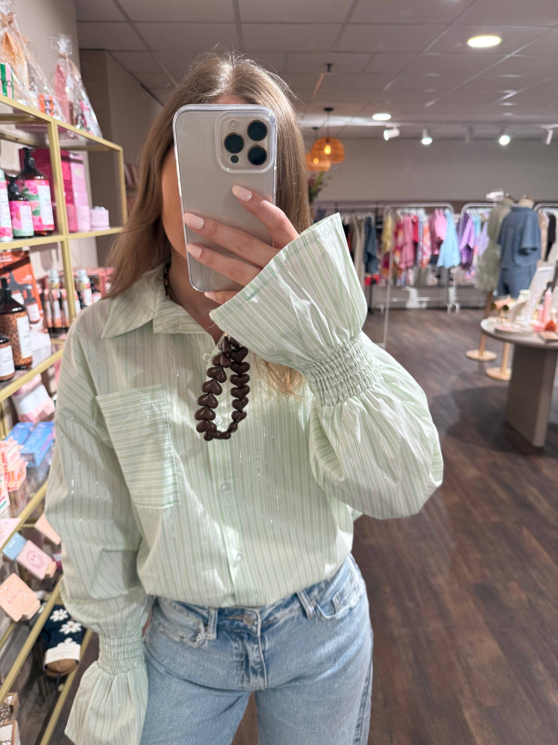 Blouse met subtiele glans en frisse uitstraling.
