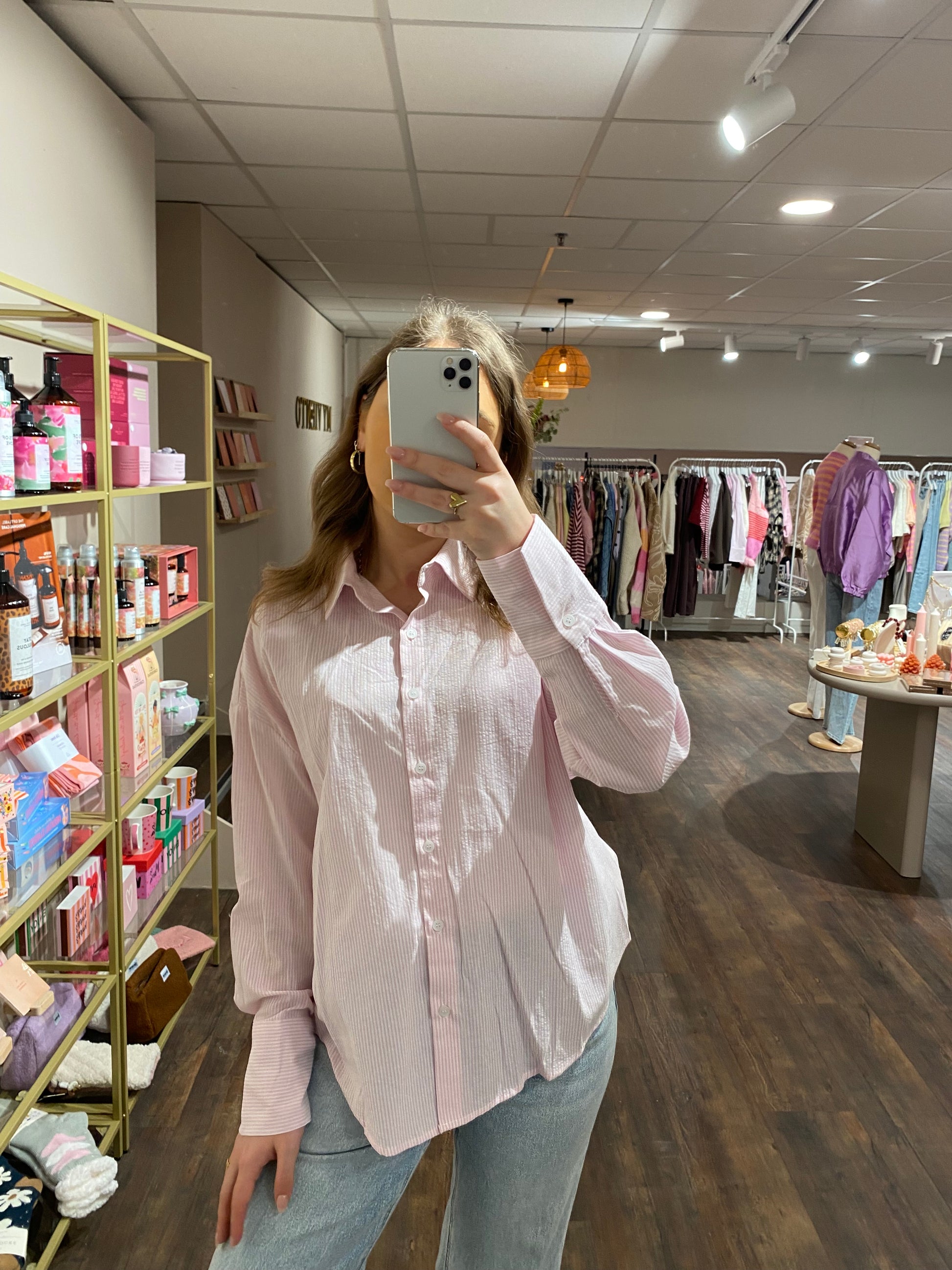 Blouse met witte en lichtroze strepen en strik.