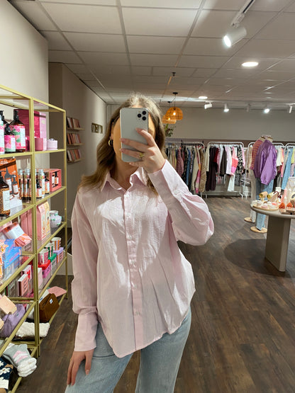 Blouse met witte en lichtroze strepen en strik.