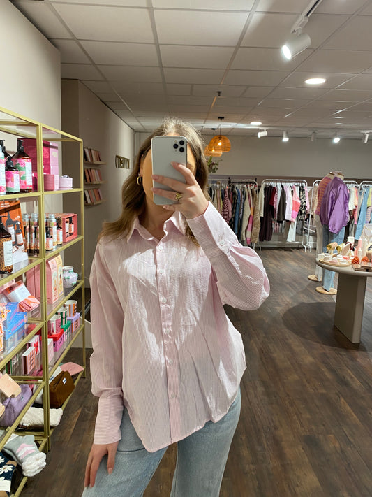 Blouse met witte en lichtroze strepen en strik.