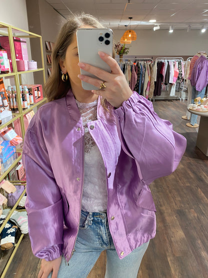 Trendy bomberjas met rits en knopen voor het voorjaar.