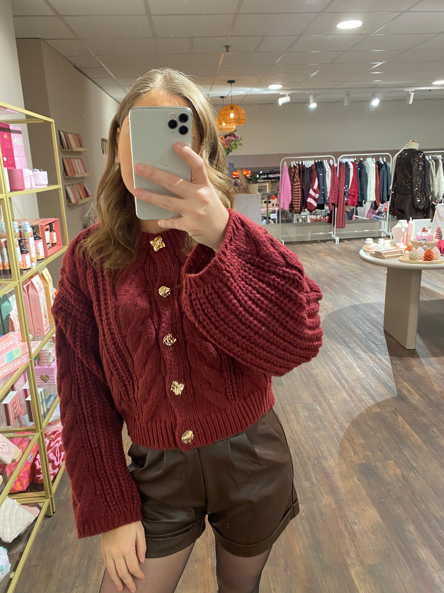 Bordeaux rode cardigan met kabelmotief en gouden knopen voor dames.