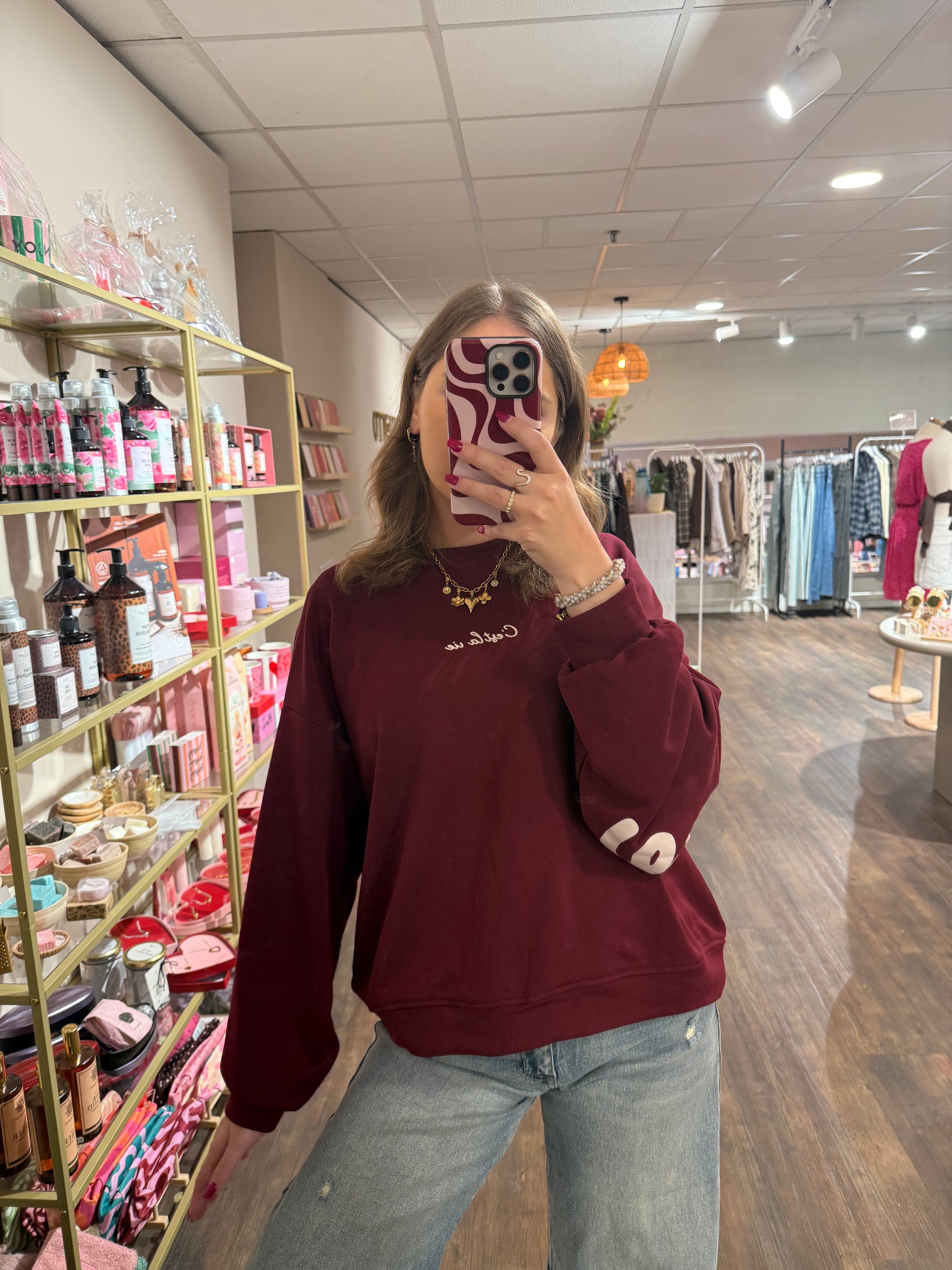 Trendy bordeaux sweater met backprint.  