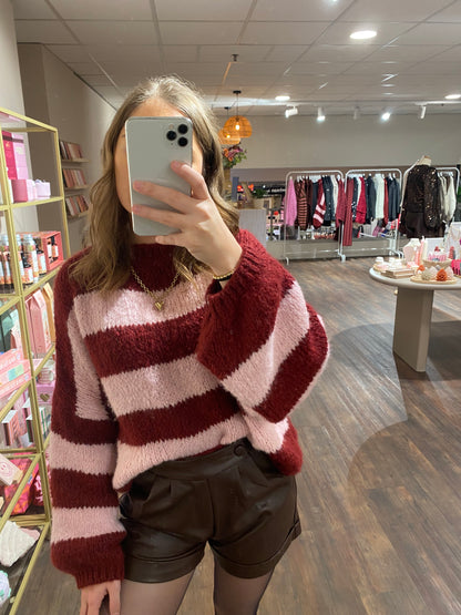 Superzachte bordeaux roze gestreepte trui, trendy kleurcombinatie.