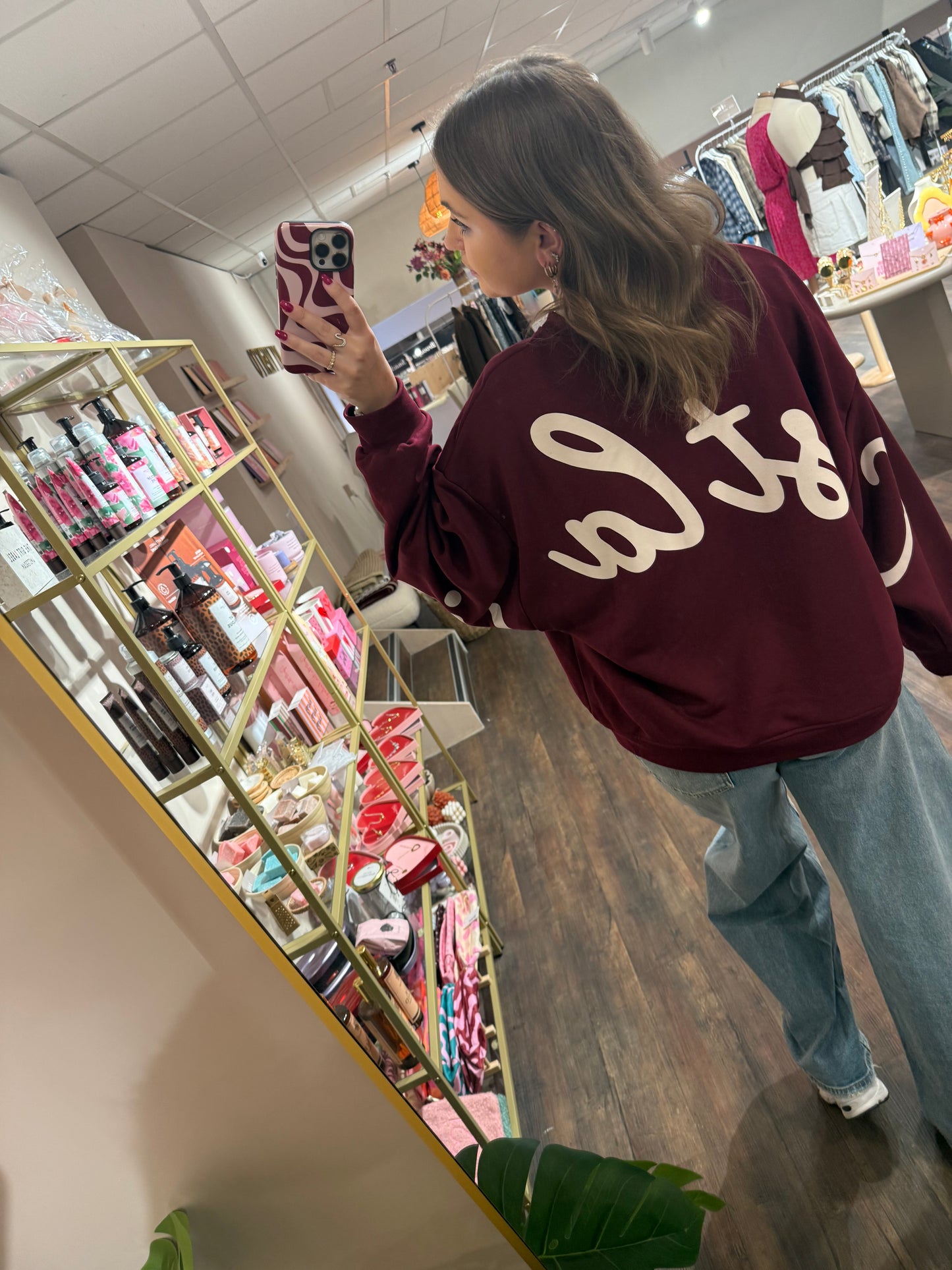 Bordeaux dames sweater met opdruk op de mouwen.  