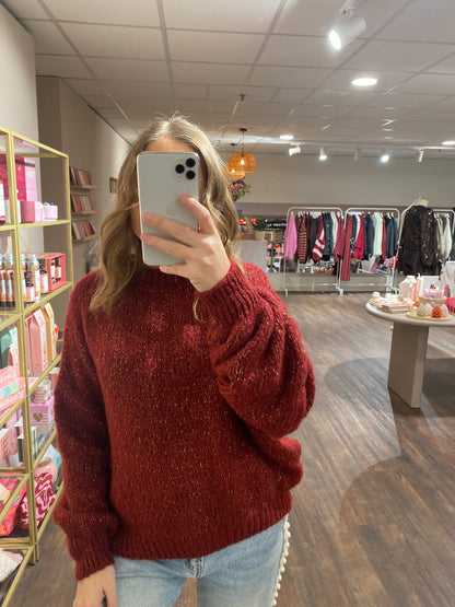 Zachte bordeaux trui met gouden lurex draad, subtiele glitter.