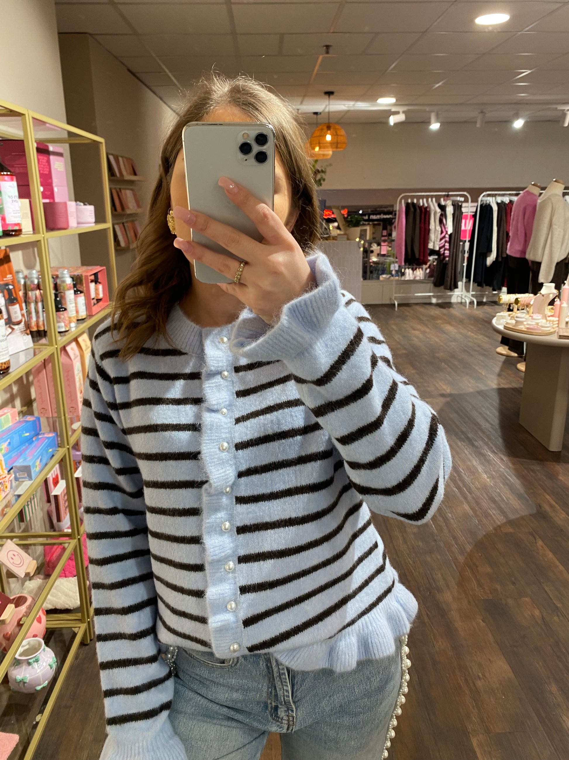 Bruin blauw gestreepte cardigan voor dames met ruffle mouwtjes en parelknopen.