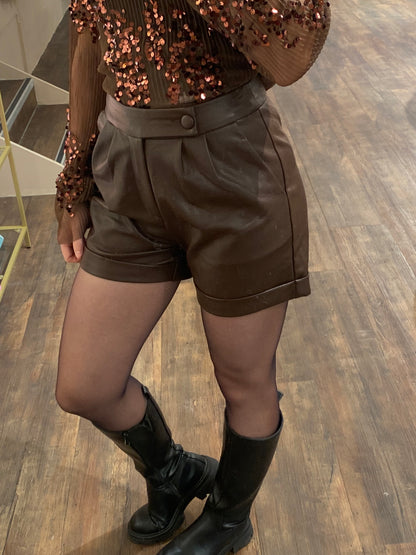 Bruin leren short voor dames, ideaal voor feestdagen of casual outfits.