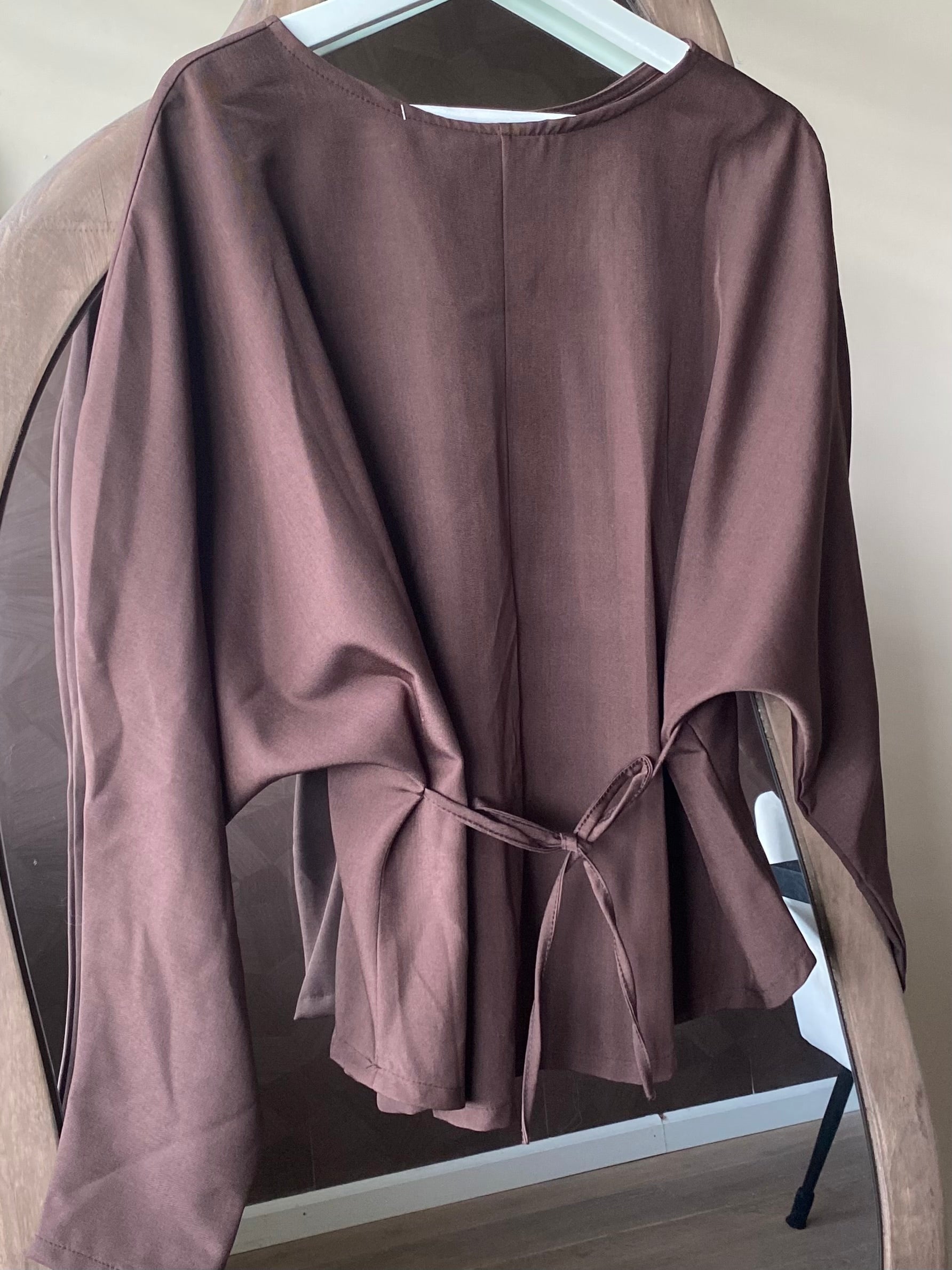 Bruine top met strik aan haakje