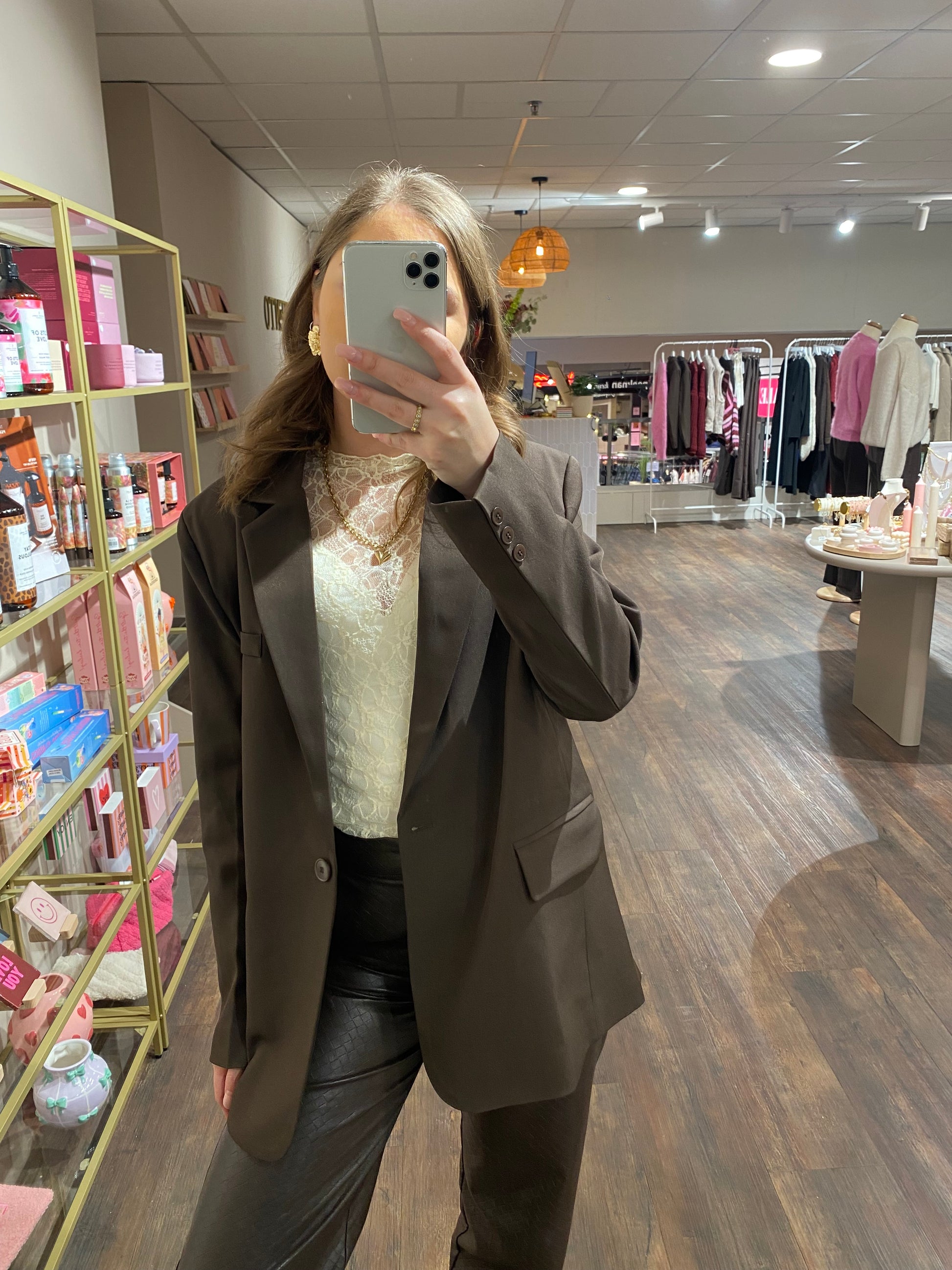 Bruine basic blazer voor dames met schoudervulling en mooie kwaliteit.