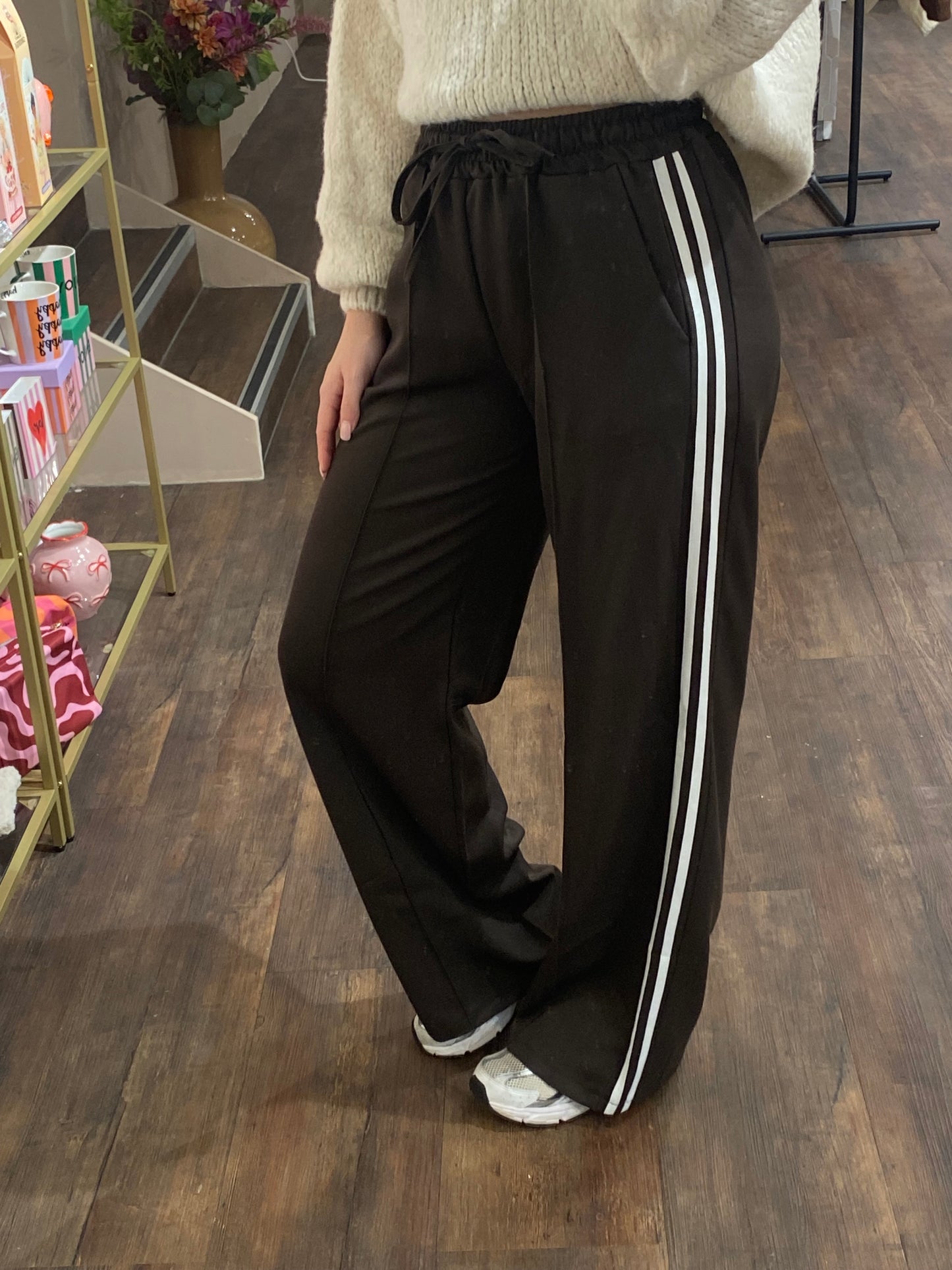 Mega zachte bruine broek met witte side stripes, comfy fit.