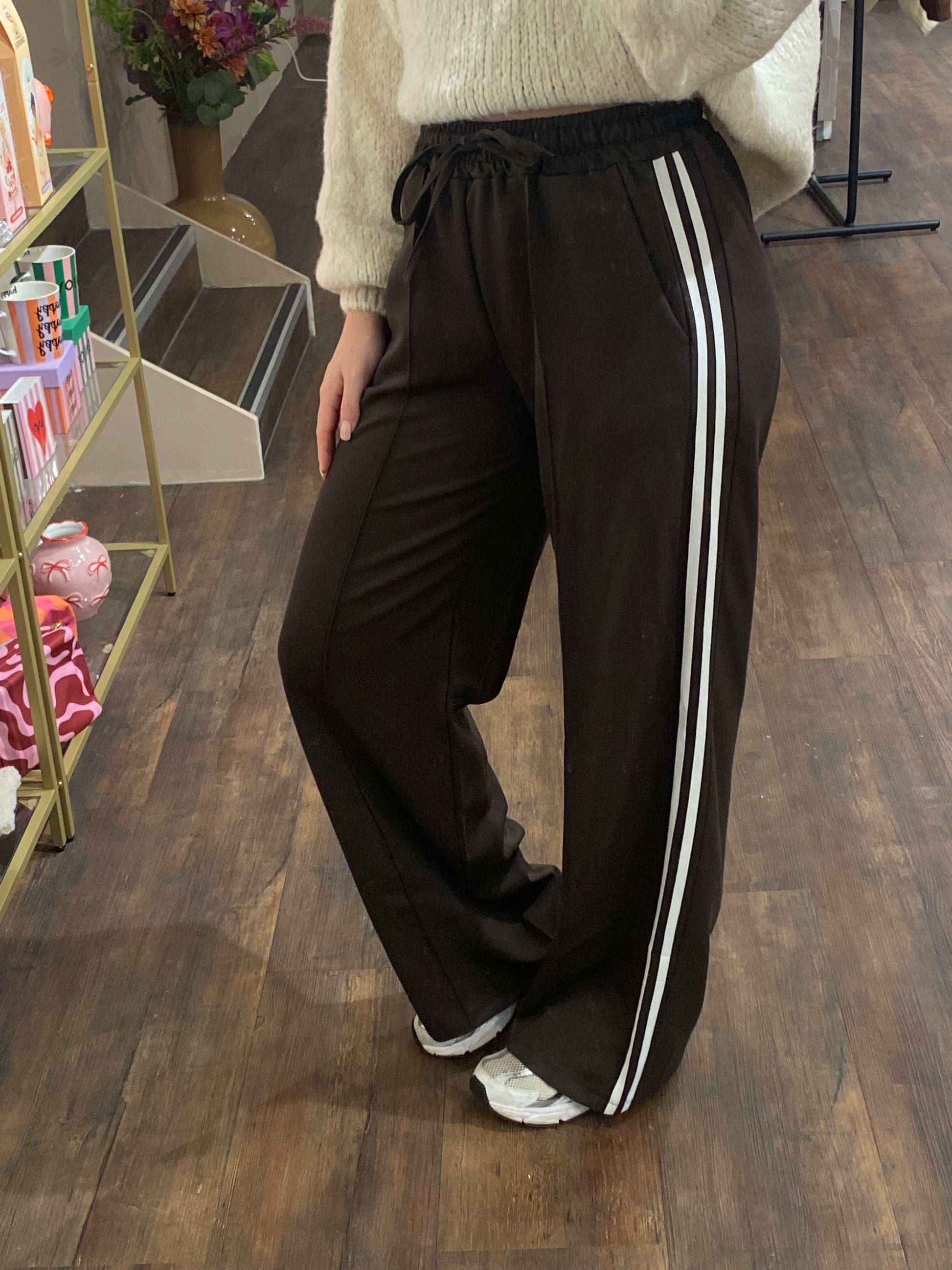 Mega zachte bruine broek met witte side stripes, comfy fit.